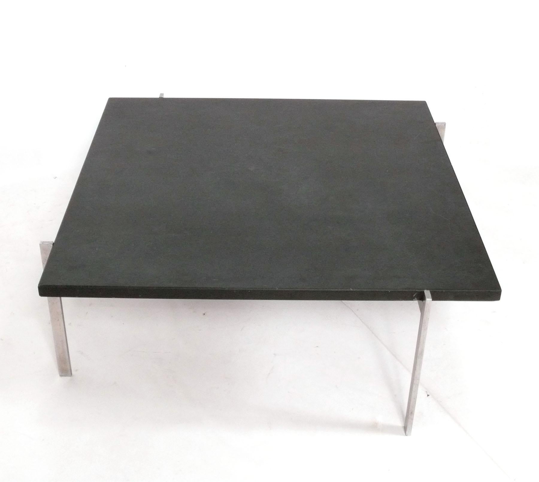 Table basse moderne danoise en ardoise et acier mat PK 61, conçue par Poul Kjærholm, Danemark, vers les années 1960. Elle conserve une magnifique patine d'origine.
