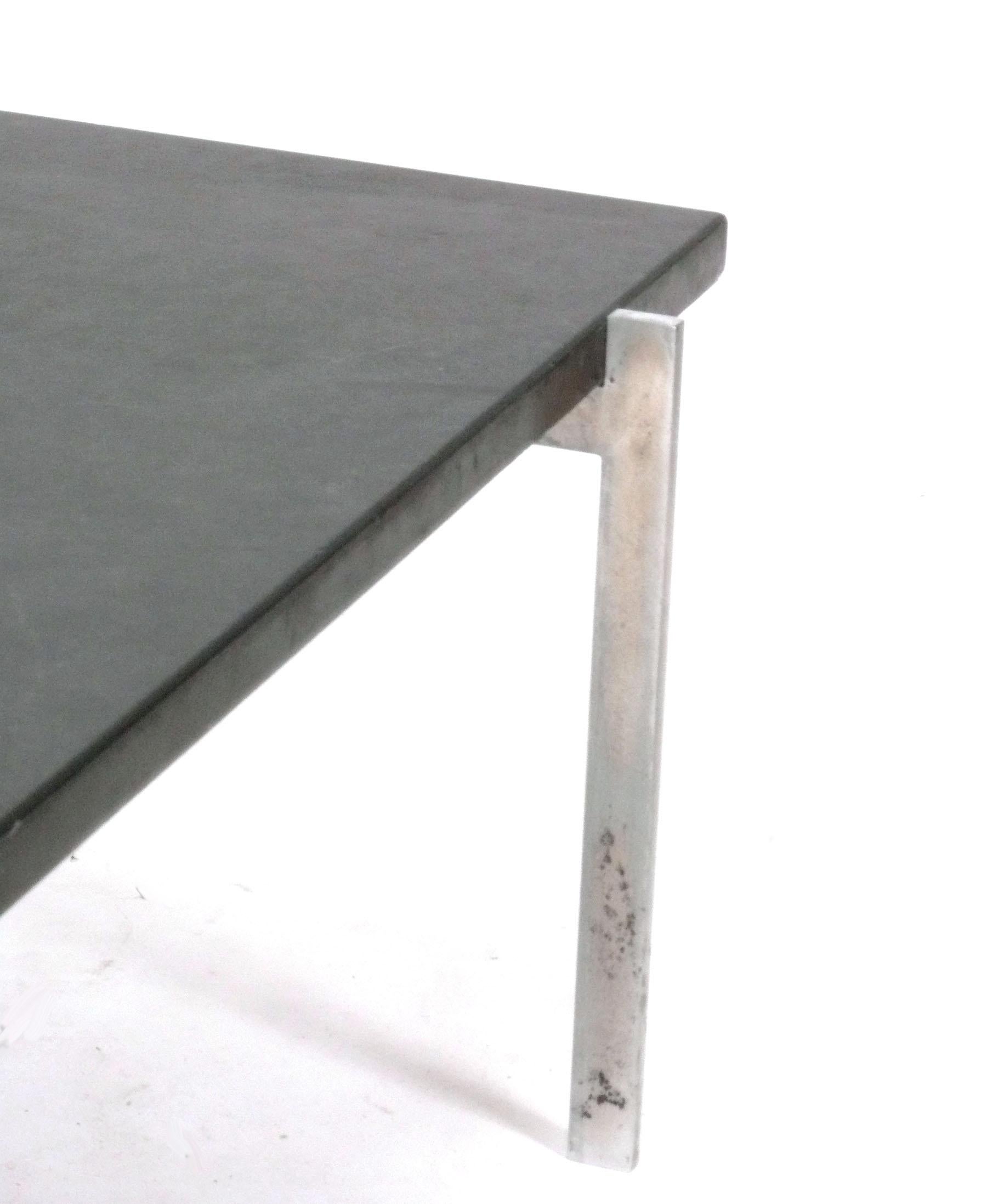 Mid-Century Modern Poul Kjaerholm PK 61 Table basse en ardoise et acier Design Line Line du milieu du siècle dernier en vente