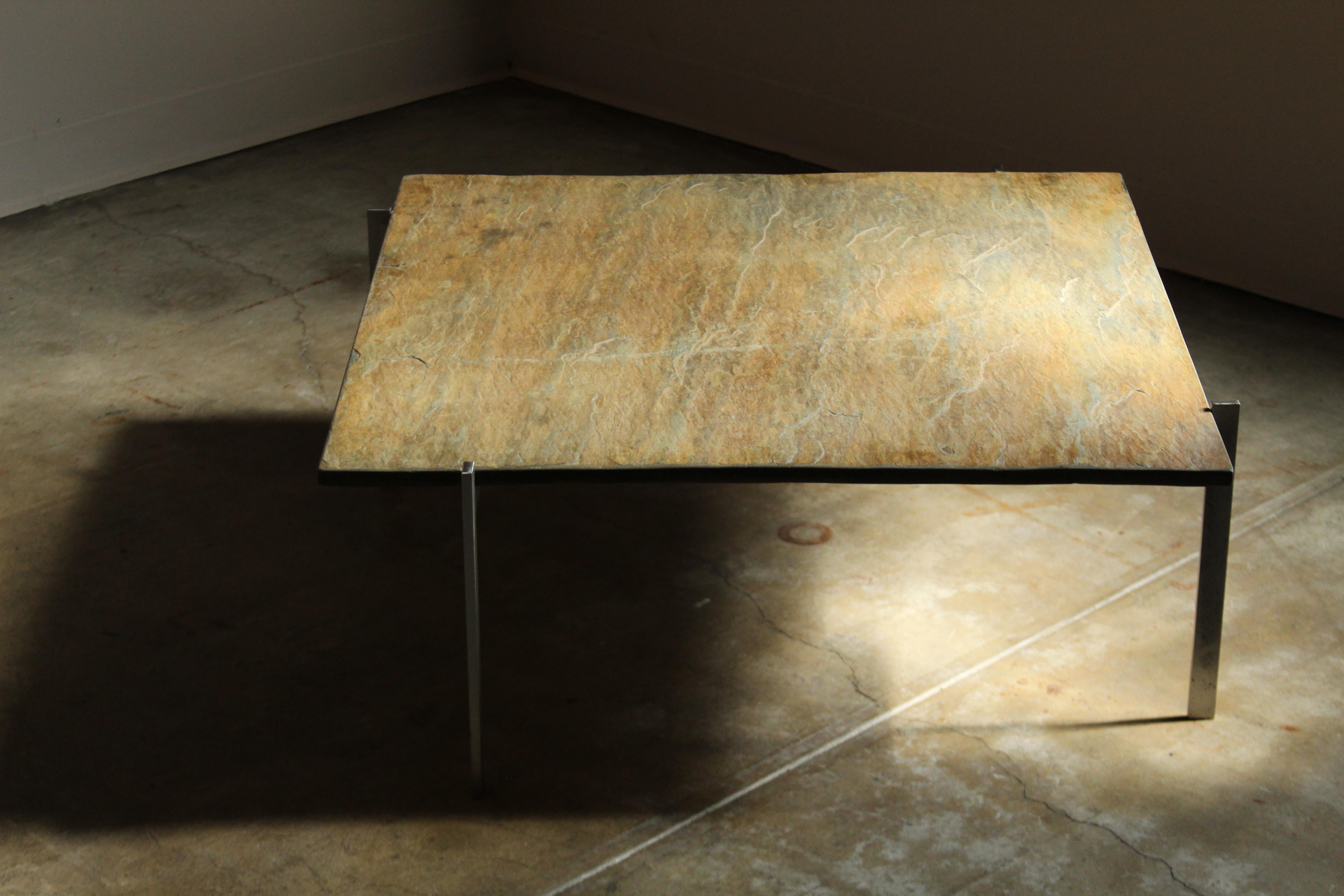 Un bellissimo tavolino vintage PK-61 disegnato da Poul Kjaerholm e prodotto da Fritz Hansen in Danimarca negli anni Ottanta. Il tavolo presenta una struttura in acciaio satinato e cromato e un piano in ardesia grezza personalizzato. La cornice