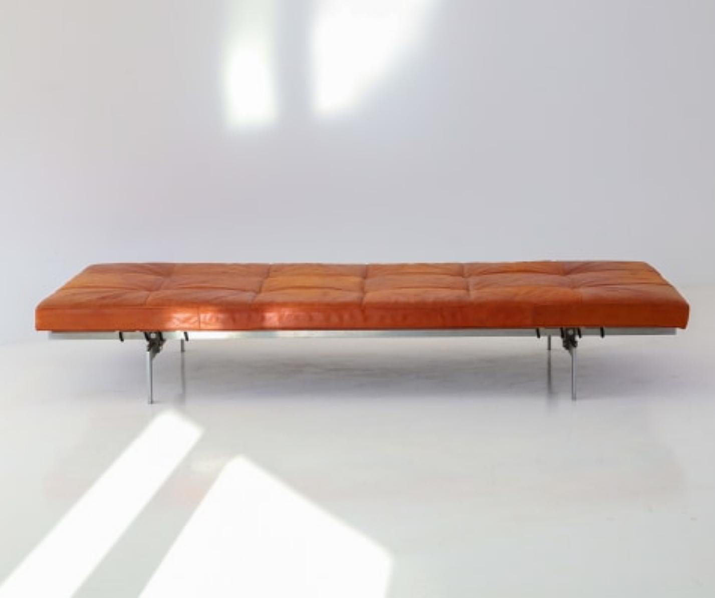 Poul Kjaerholm (Dänisch 1929-1980)
PK 80 Schlafcouch, um 1965
hellbraunes Leder, verchromter Stahl, lackiertes Holz, Gummibeschläge
37cm hoch x 194cm lang x 82cm tief
mit E. Kold Christensen Briefmarke

Der 1957 entworfene PK 80 ist eine der