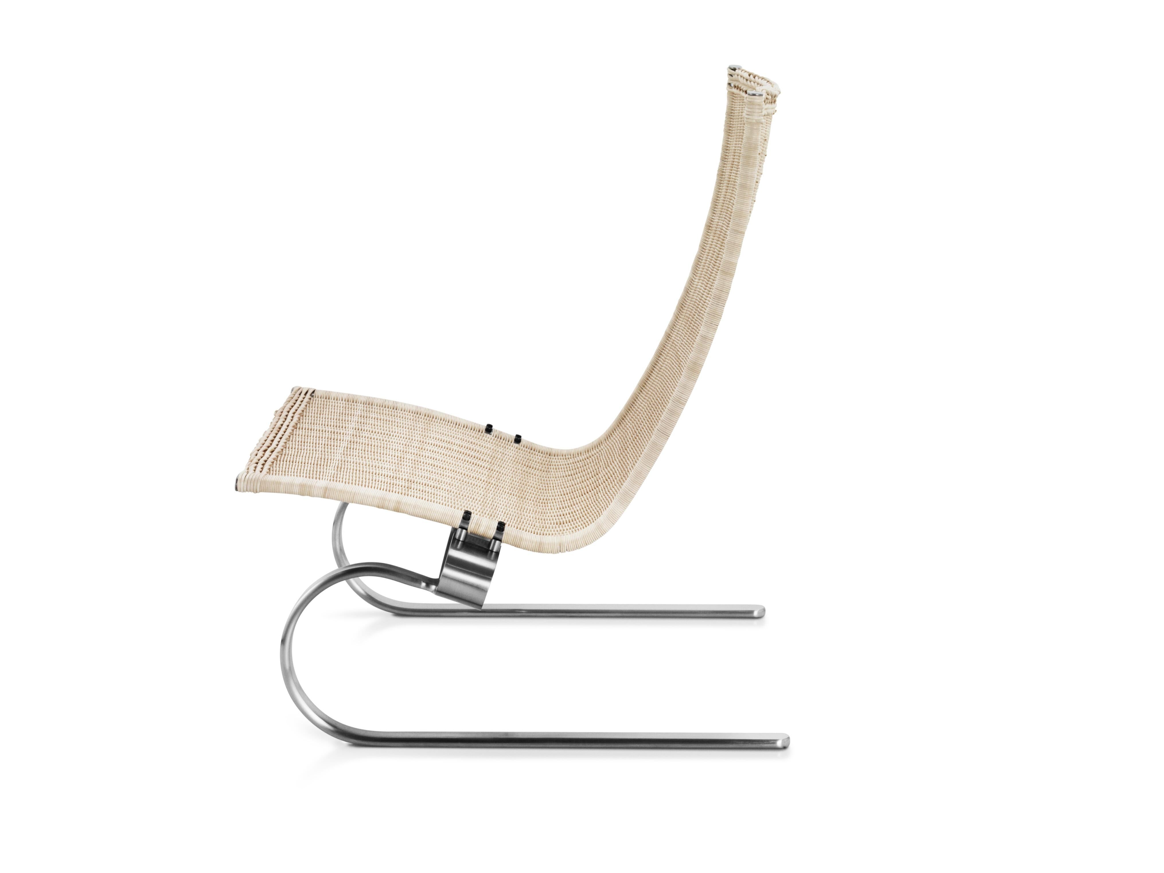Le PK20™ est un fauteuil décontracté et élégant, conçu par Poul Kjærholm. Fabriquée à la main en osier et en cuir, la chaise est dotée d'un revêtement en cuir souple et d'un appui-tête inclinable, reposant sur un cadre flexible en acier à ressorts
