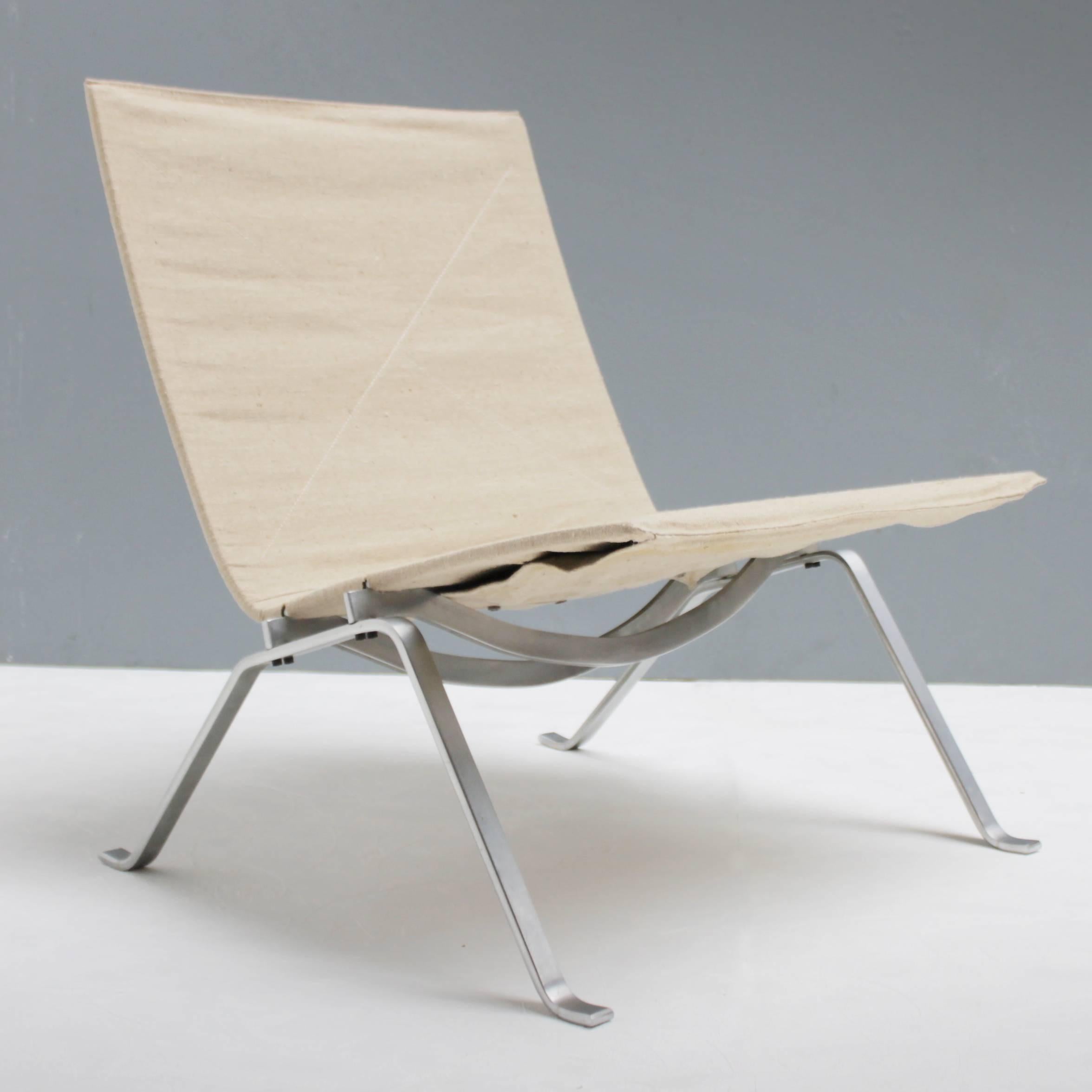 Chaise longue:: modèle n° PK22 de Poul Kjaerholm pour Ejvind Kold Christensen:: Hellerup:: Danemark. Cadre EKC en acier à ressort chromé avec une housse en toile EKC New Old Stock. Marqué. 
Cette housse en toile originale a été achetée comme pièce