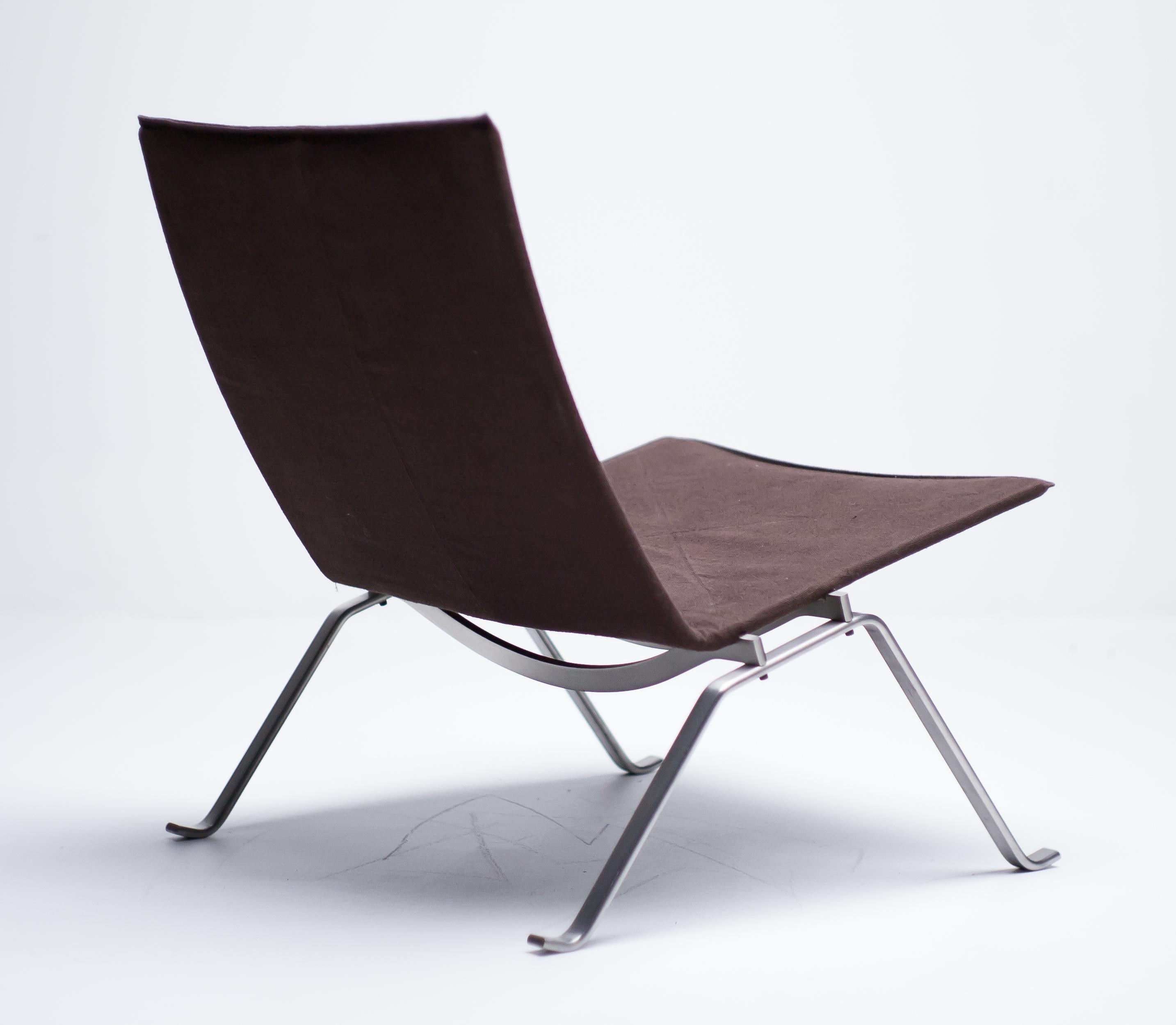 This PK22 is from the 2006 limited edition one year production canvas series.
Made by Fritz Hansen, marked with label and stamp.