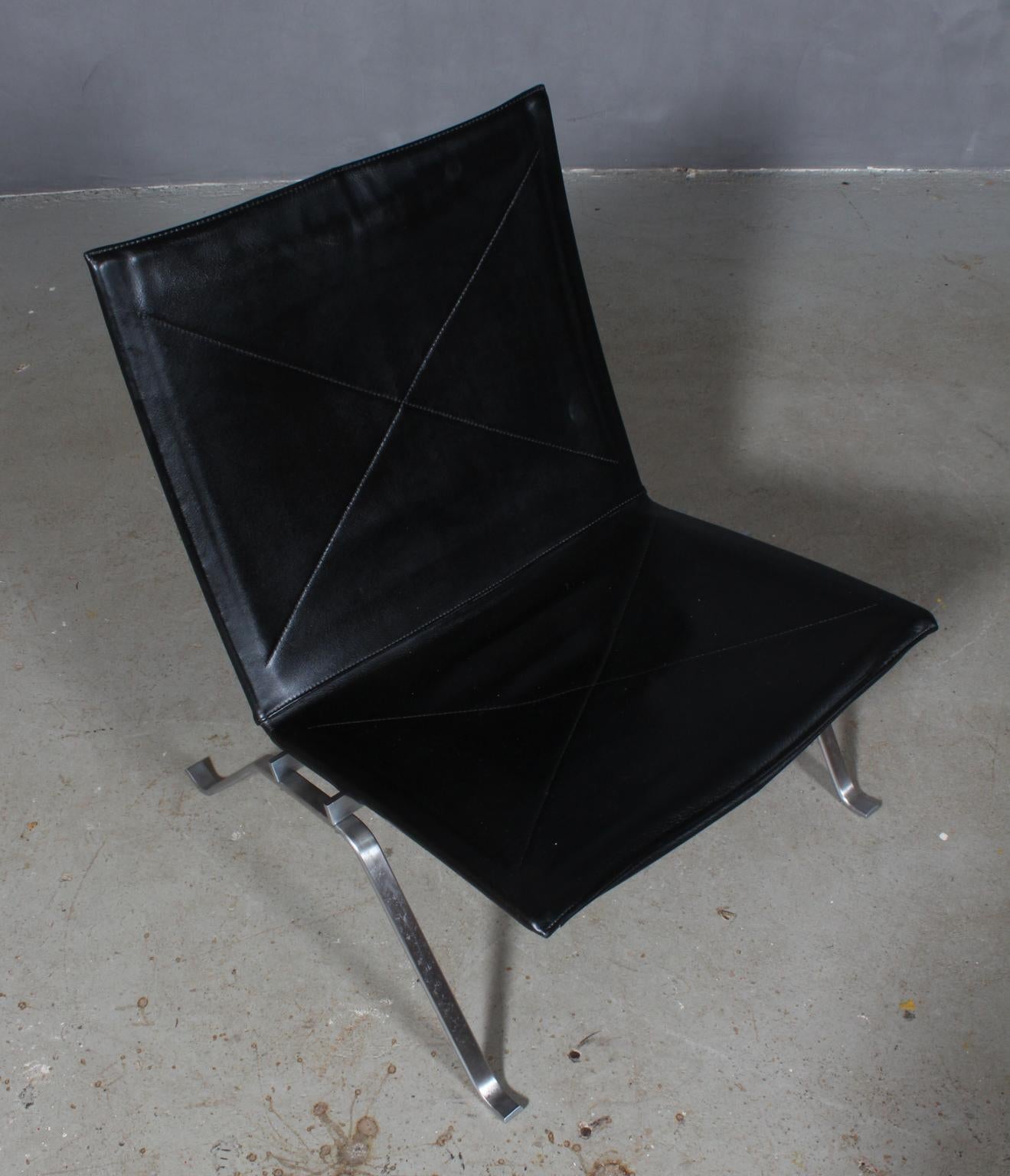 Poul Kjærholm lounge chair in original black leather.

Frame of brushed steel.

Model PK22, made by Fritz Hansen.