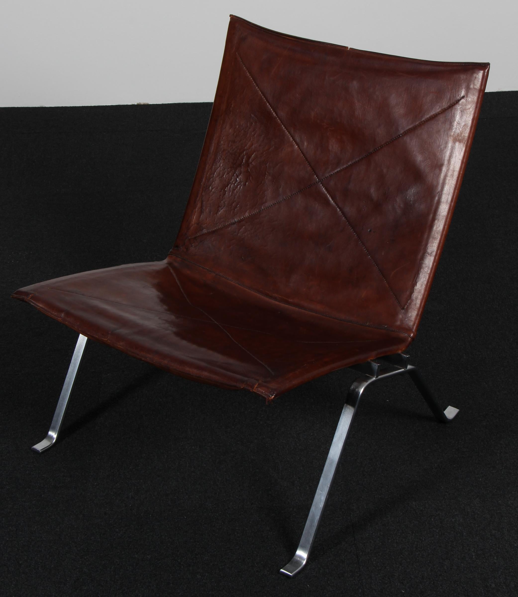 Sillón Poul Kjærholm de piel natural original cosida en zigzag y muy patinada.

Estructura de acero cepillado.

Modelo PK22, fabricado por Kold Christensen.