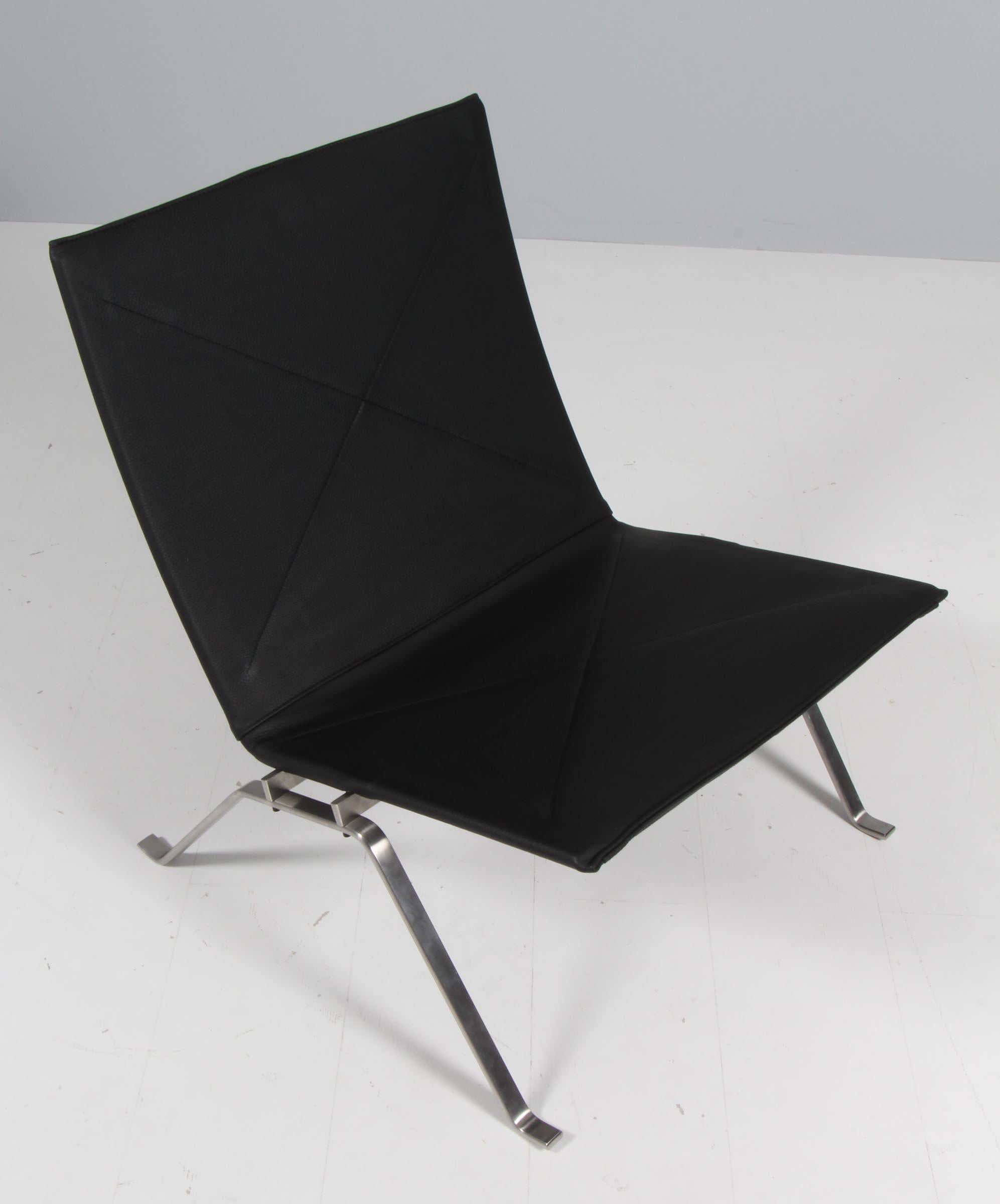 Poul Kjærholm lounge chair new upholstered with black leather

Frame of brushed steel.

Model PK22, made by Fritz Hansen.