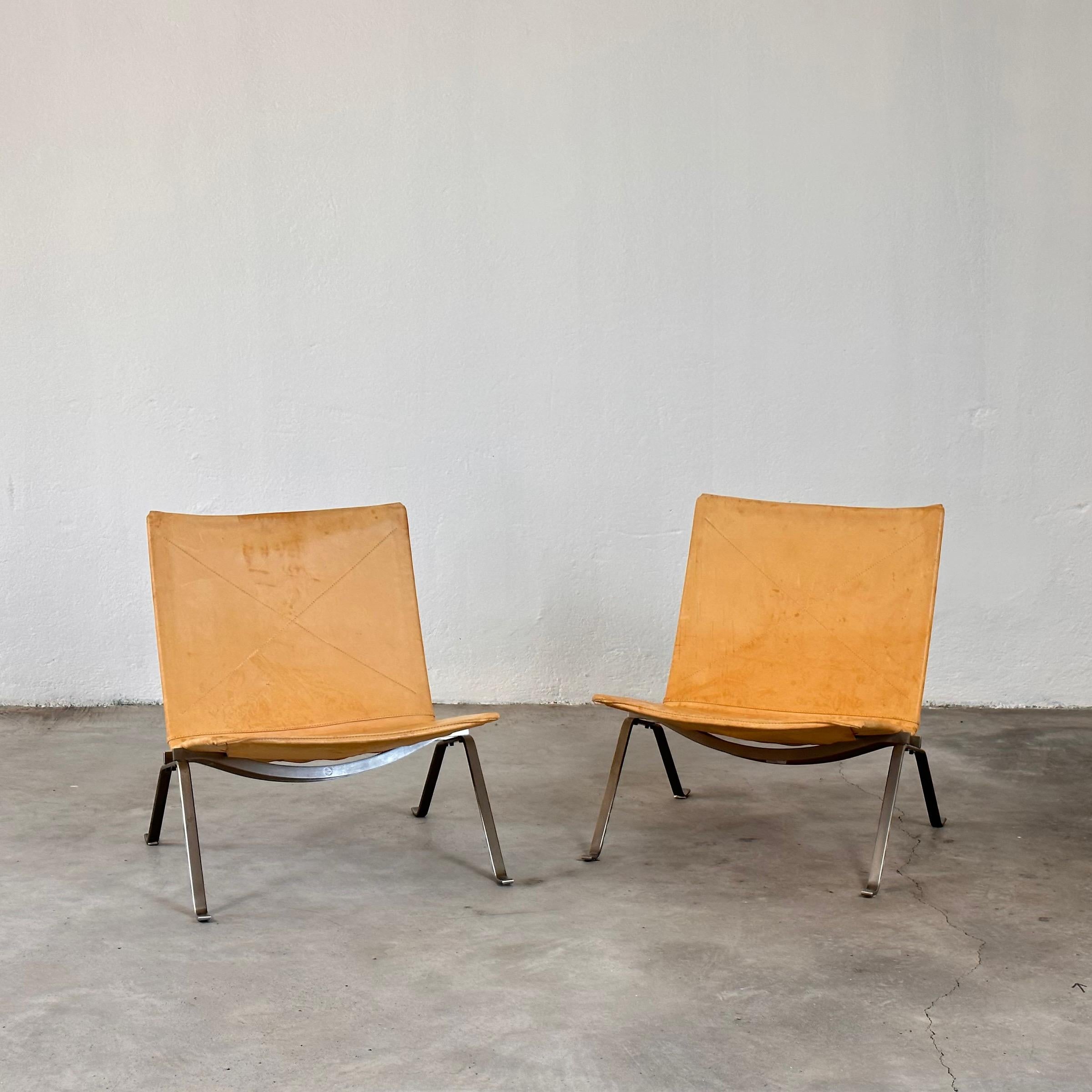 Ikonische Poul Kjaerholm PK22 Loungesessel in Leder (2003 Paar)

Entdecken Sie zeitlose Eleganz mit diesem exquisiten Paar Poul Kjaerholm PK22 Lounge Chairs, einem Zeugnis des modernen Designs aus der Mitte des Jahrhunderts. Die 1956 von Fritz