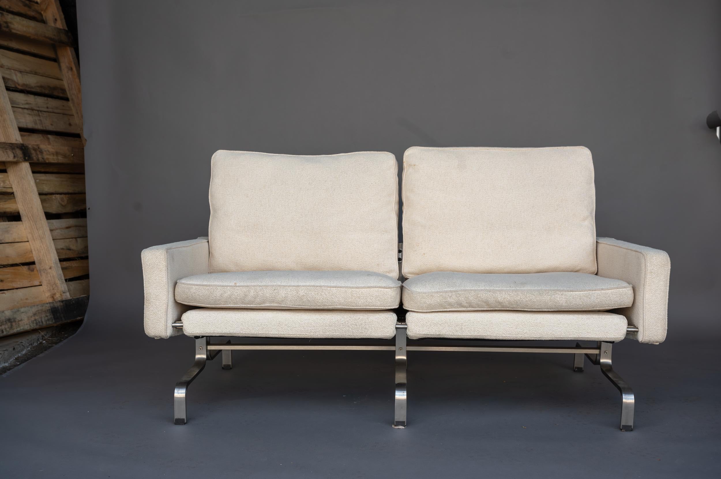 PK 31 2-seat sofa in original in boucle upholstery on matt chromed steel frame. Poul Kjærholm / E. Kold Christensen / Fritz Hansen.

Frame in good condition, upholstery either needs professional cleaning or replacement.