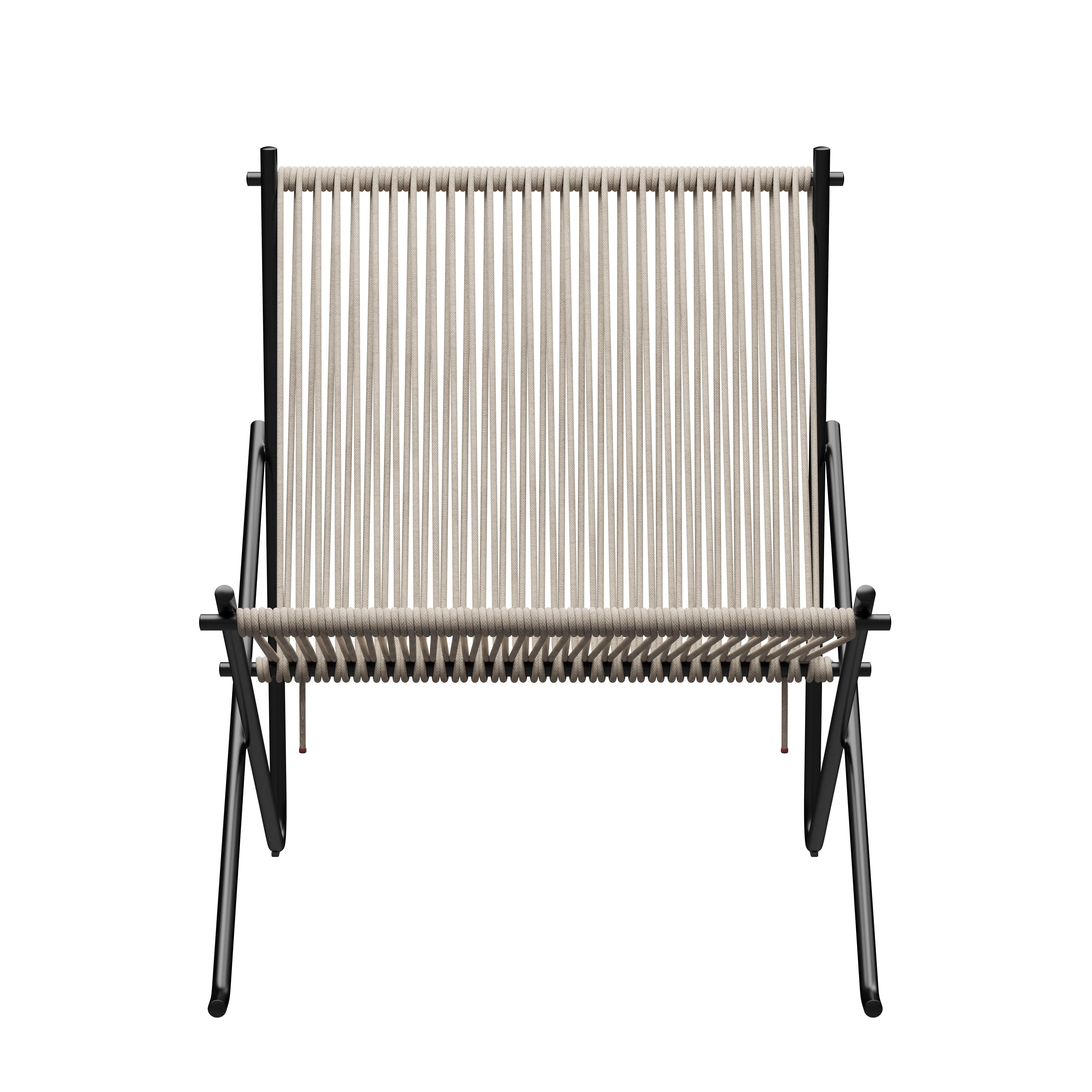 Le PK4™ est une chaise longue moderne et décontractée conçue par Poul Kjærholm en 1952. Il rayonne de l'élégance caractéristique du designer à travers une expression légère et minimaliste en acier et en drisse de pavillon et illustre parfaitement