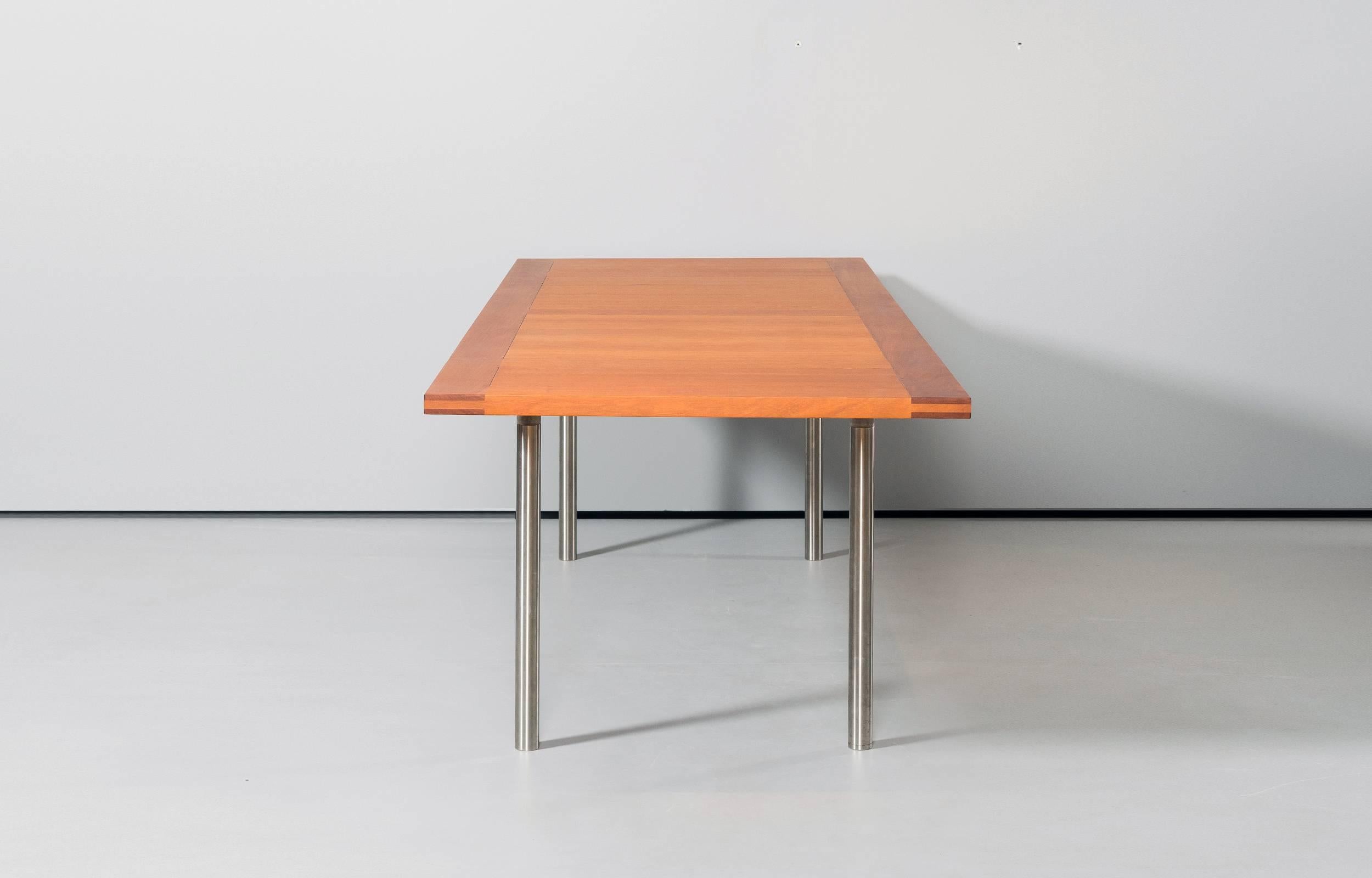 Rare et belle grande table fabriquée par PP Møbler. Seul un très petit nombre a été produit. Hors production. Plateau en acajou et pieds en acier tubulaire. 

Peut être utilisée comme table à manger:: table de conférence ou grand bureau. 

Parfait