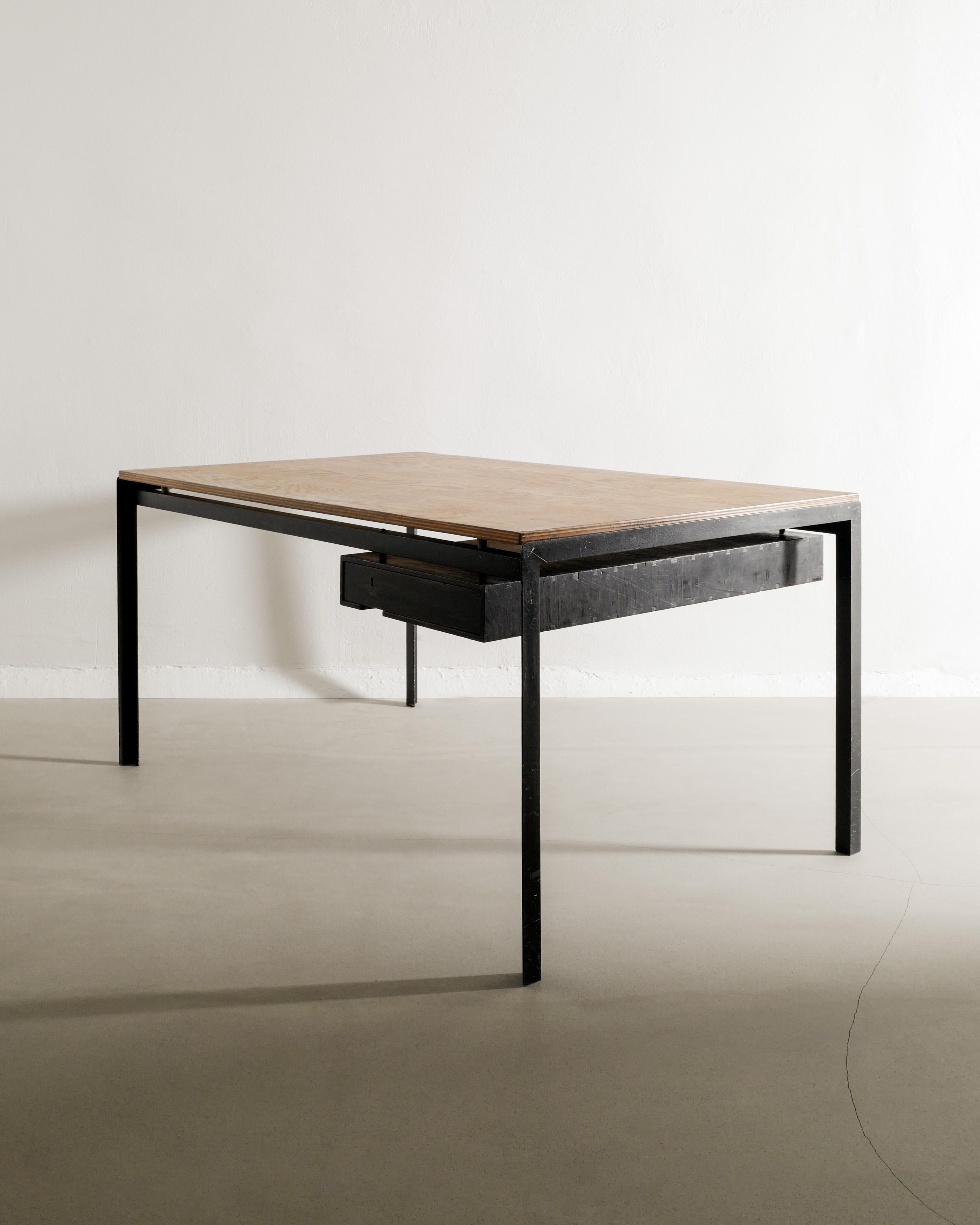 Poul Kjaerholm PK52 / Scrivania per studenti in acciaio e Oregon di Pine Rud Rasmussen 1950s In condizioni buone in vendita a Stockholm, SE