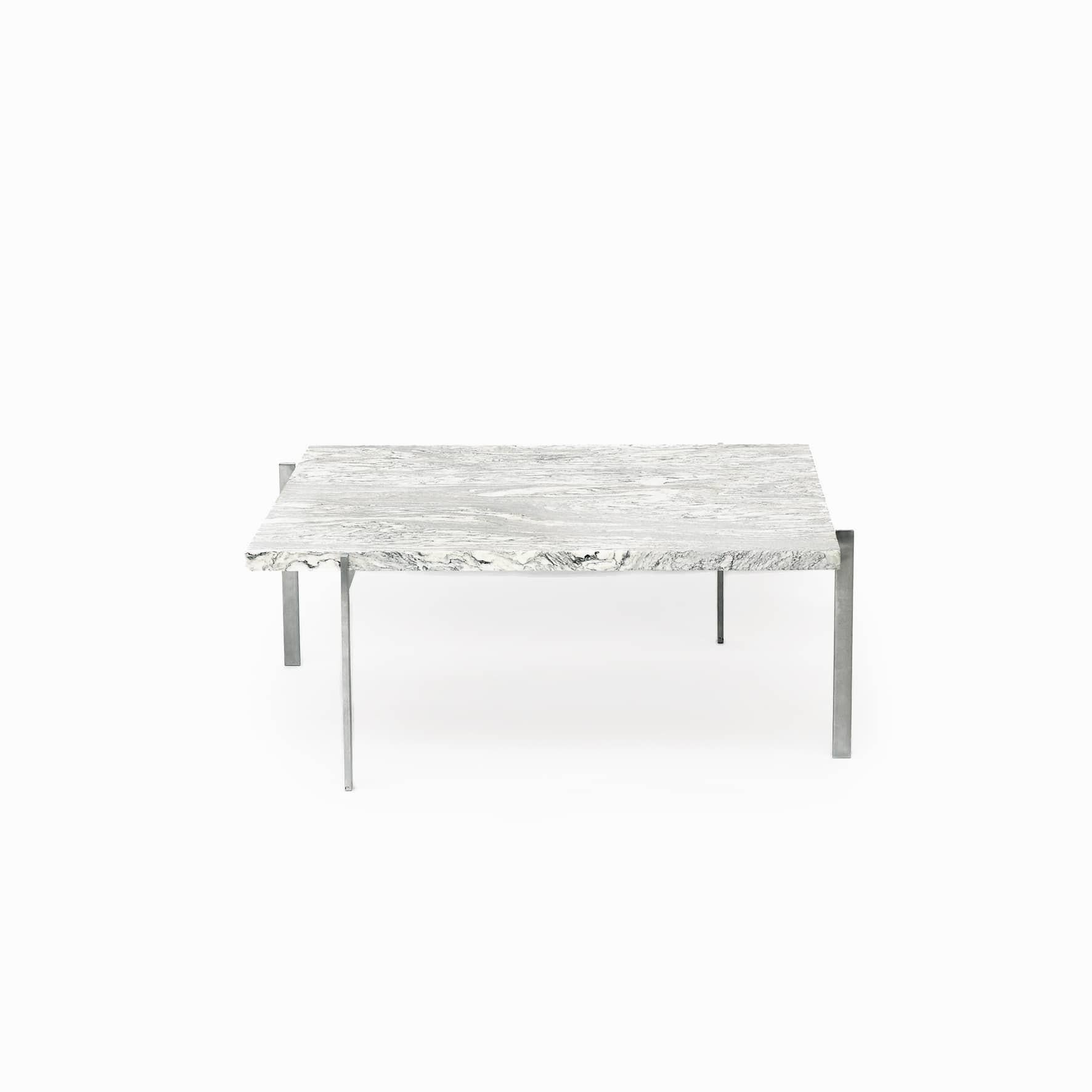 Poul Kjærholm 1929 - 1980.
Couchtisch PK 61, Entwurf 1956.
Hergestellt aus mattem Stahl, schöne Tischplatte aus gewalztem Cipollini-Marmor.

Produziert von Kold Christensen, dem Markenzeichen von diesem.