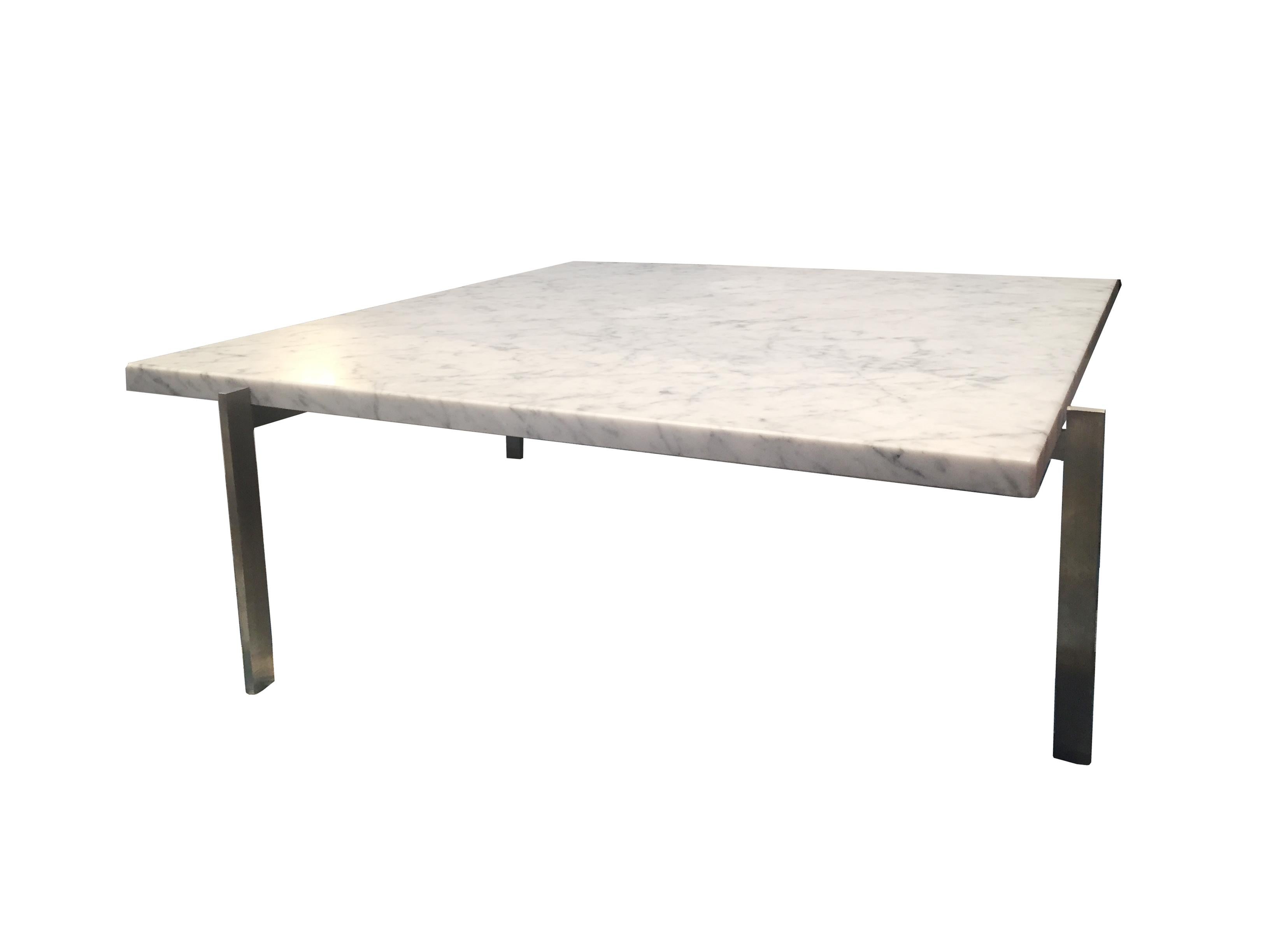 Der niedrige Tisch PK 61, den Kjaerholm als Ergänzung zum Sessel PK 22 entworfen hat, ist einer seiner elementarsten Entwürfe. Der Tisch besteht aus vier geschweißten Stahlelementen, die mit Maschinenschrauben verbunden sind, und einer Marmorplatte.
