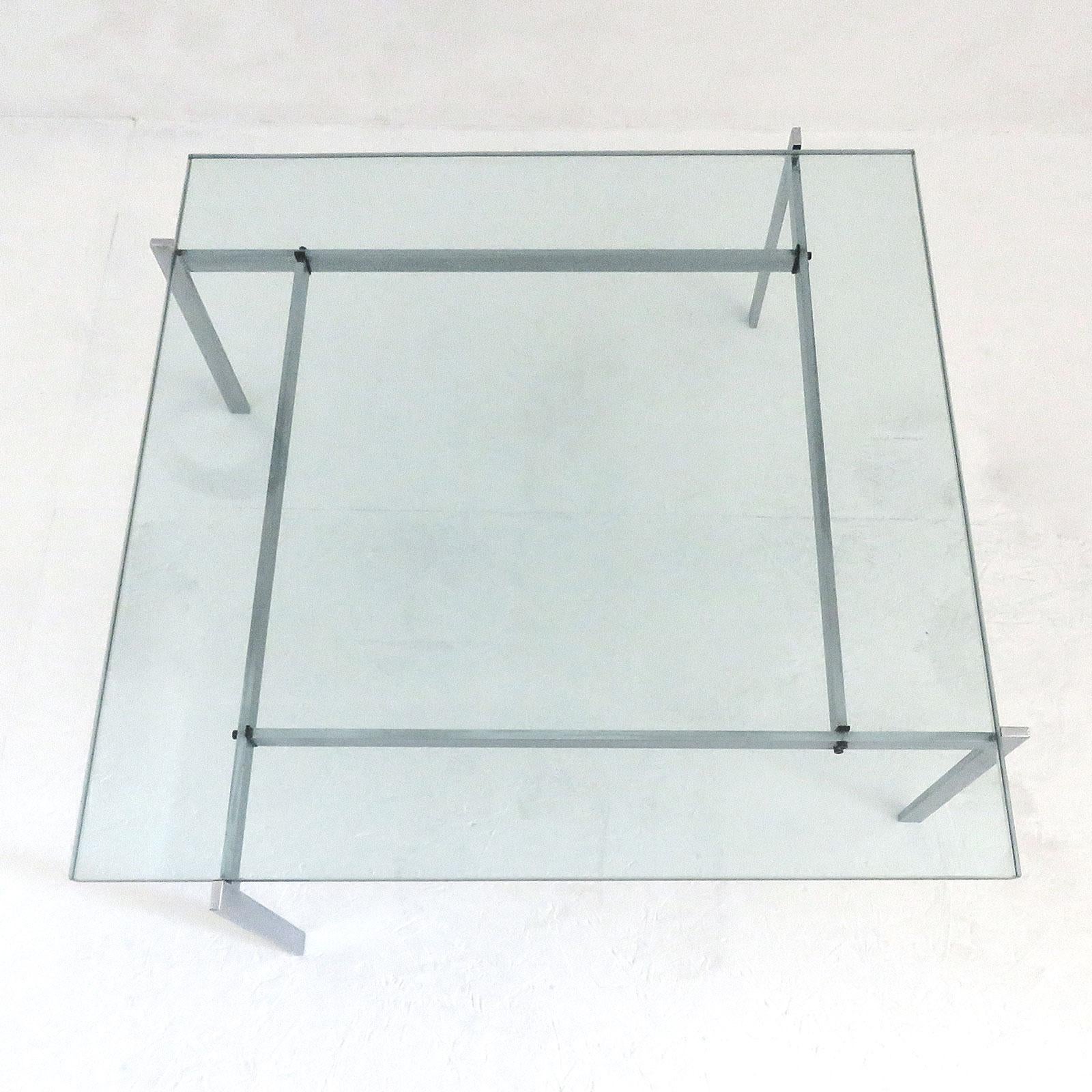 Table basse iconique PK-61, conçue par Poul Kjærholm, 1969 pour E. Kold Christensen, Danemark, 1956-1981 en acier chromé brossé avec plateau en verre, marquée du logo EKC.