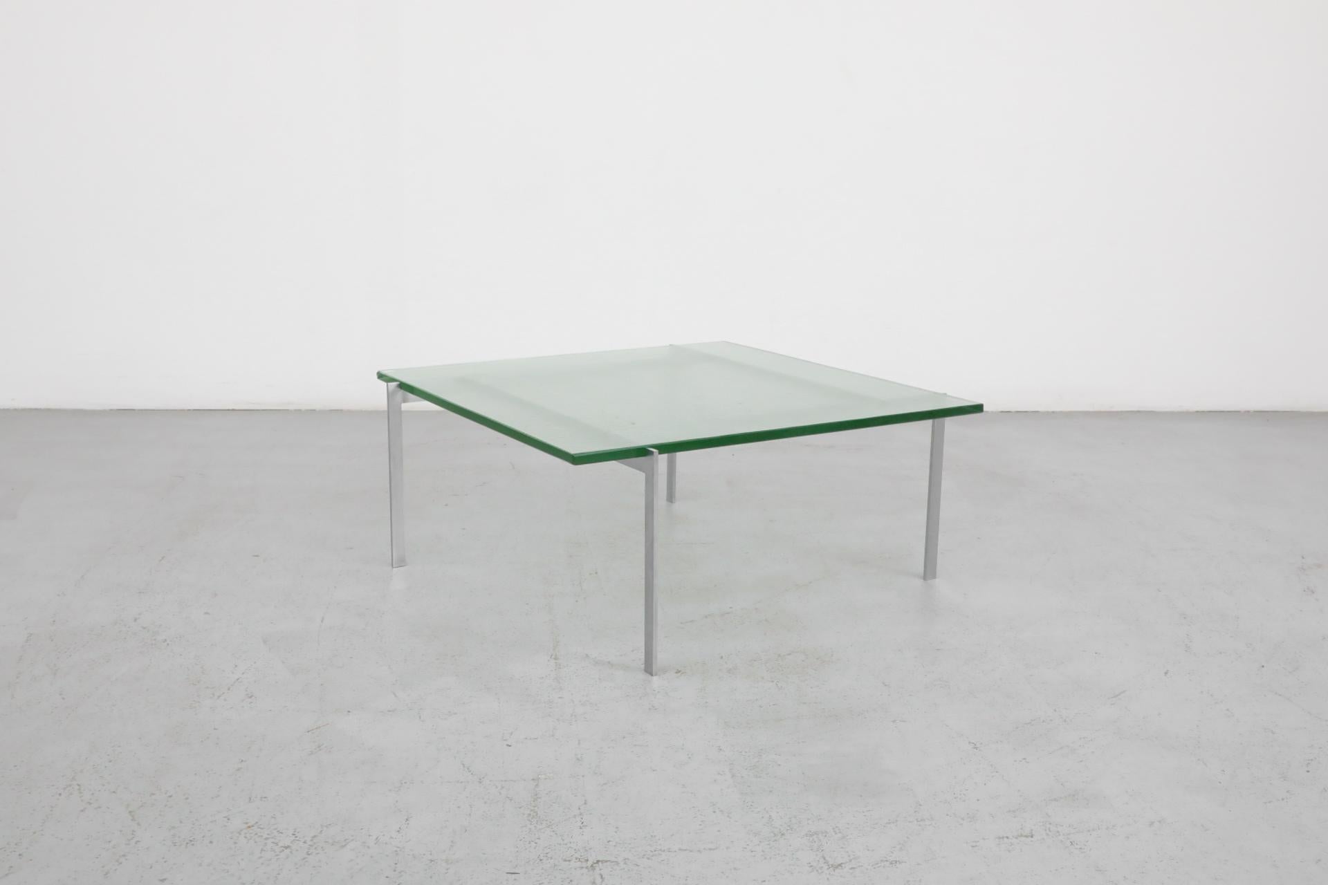 Poul Kjaerholm PK61 Stil Chrom und Glas Couchtisch. Asymmetrisches Chromgestell mit dicker, flach polierter, gerippter Glasplatte. Originalzustand mit sichtbaren Gebrauchsspuren, einschließlich Kratzern am Rahmen und Absplitterungen an der