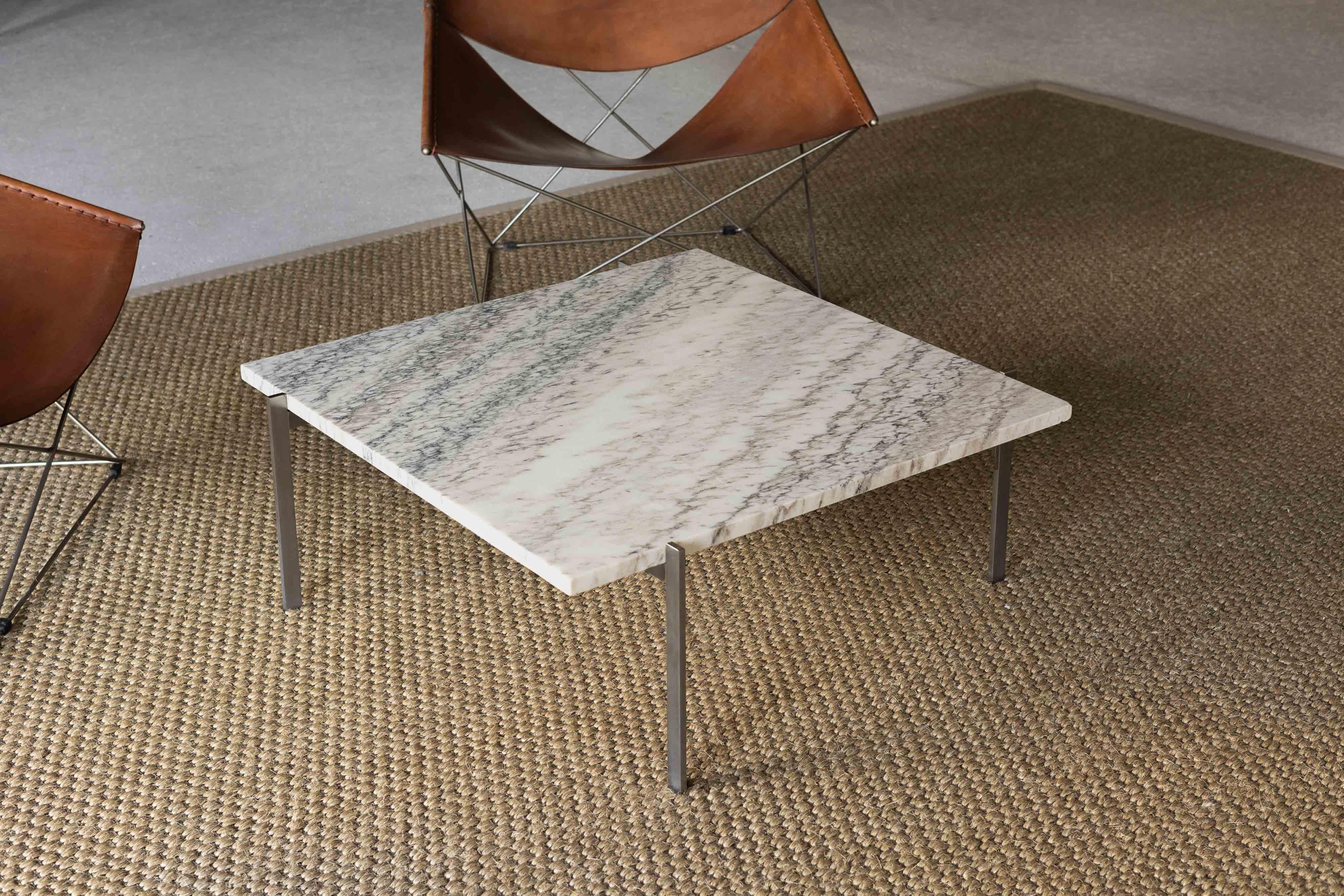 Présentation d'un chef-d'œuvre emblématique du célèbre architecte de meubles Poul Kjaerholm, la table basse modèle PK61, fabriquée par Ejvind Kold Christensen au Danemark, en 1956. Ce design est célébré pour son élégance minimaliste, avec un cadre