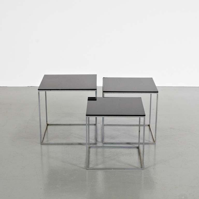 Ein auffälliges Set von Schachteltischen, Modell PK71, entworfen von Poul Kjaerholm und hergestellt von E. Kold Christensen um 1960.

Jeder Tisch ist aus hochwertigem, matt verchromtem Metall mit schwarzen Acrylplatten gefertigt. Dies verleiht dem
