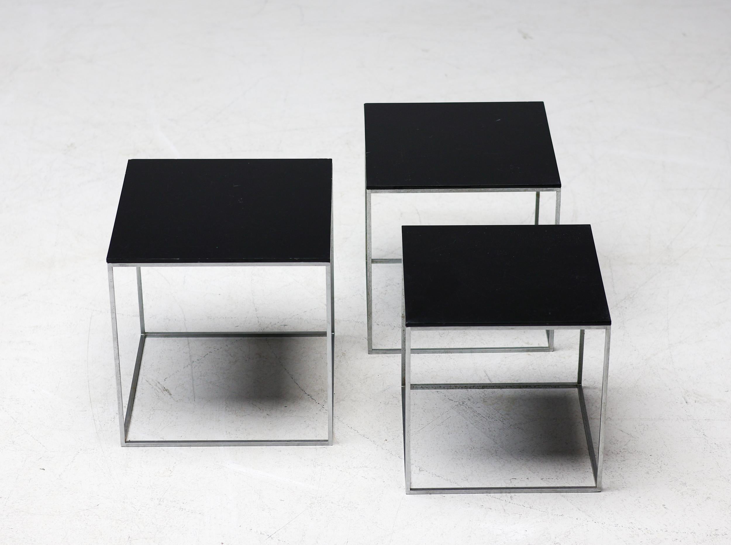 Gran conjunto de mesas nido negras modelo PK71 diseñadas por Poul Kjærholm para Ejvind Kold Christensen, Dinamarca, 1957-1982. 
Estas mesas son la producción sin marcar de principios de 1960. 
Tienen un armazón de acero cromado mate y la parte