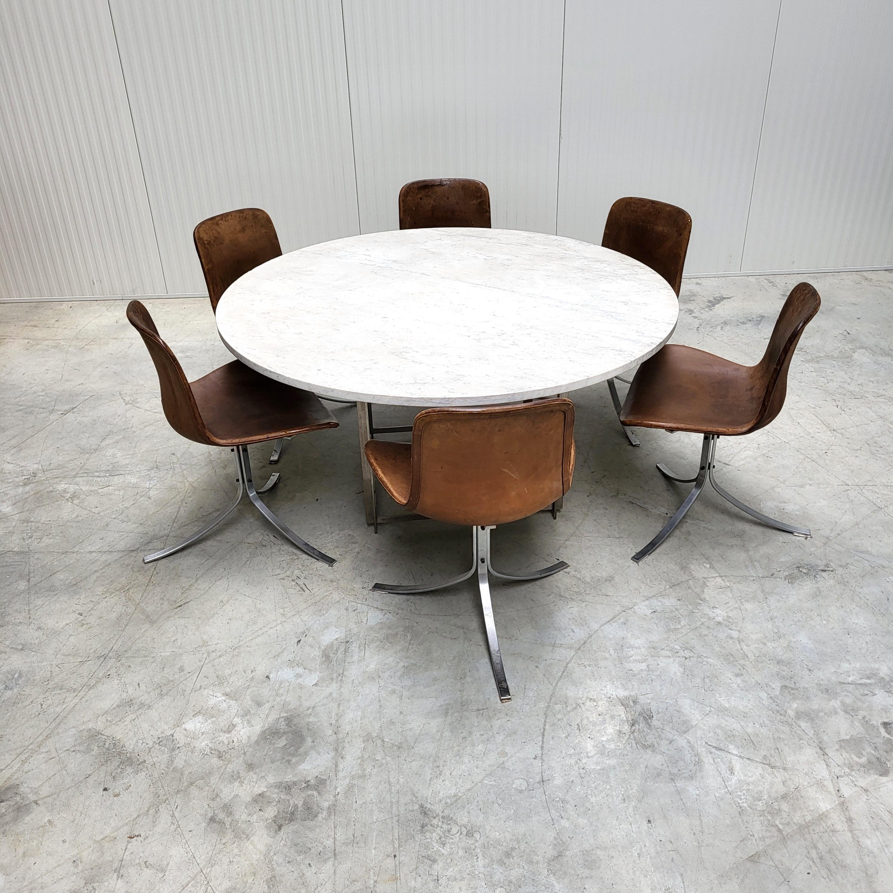 Belle et très rare table Pk54 avec 6x chaises Pk9 par Poul Kjaerholm pour E. Kold Christensen.
L'ensemble provient de son premier propriétaire qui a acheté la table et les chaises dans les années 1960.

Fabriqué au Danemark.

Le marbre a une