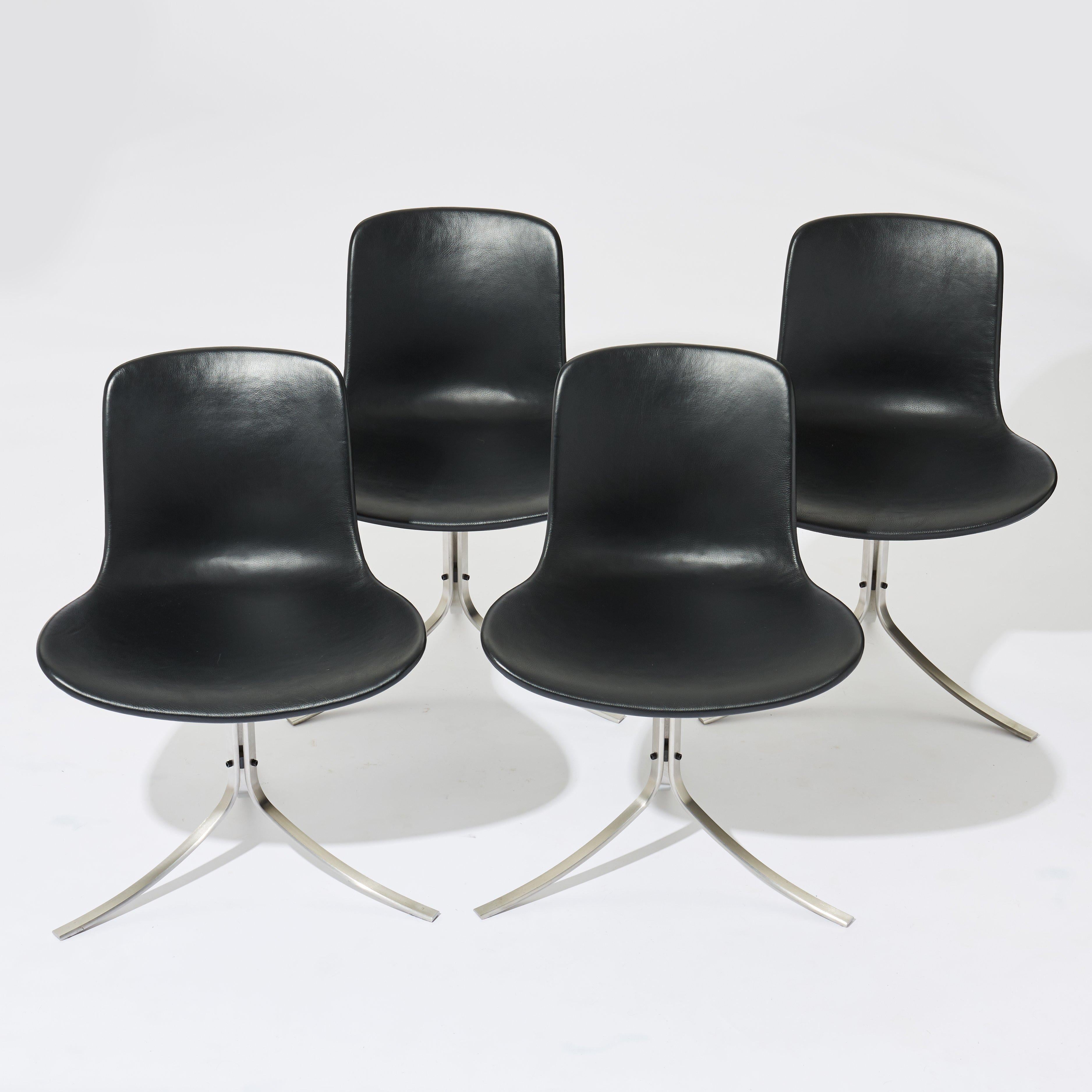 Vier Stühle von Poul Kjaerholm, mit Leder bezogen und matt verchromtem Stahl, hergestellt von Fritz Hansen in Dänemark.