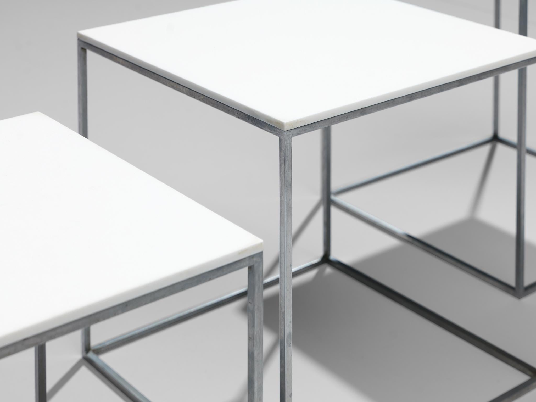 Milieu du XXe siècle Ensemble de tables gigognes Poul Kjaerholm en perspex blanc et acier  en vente