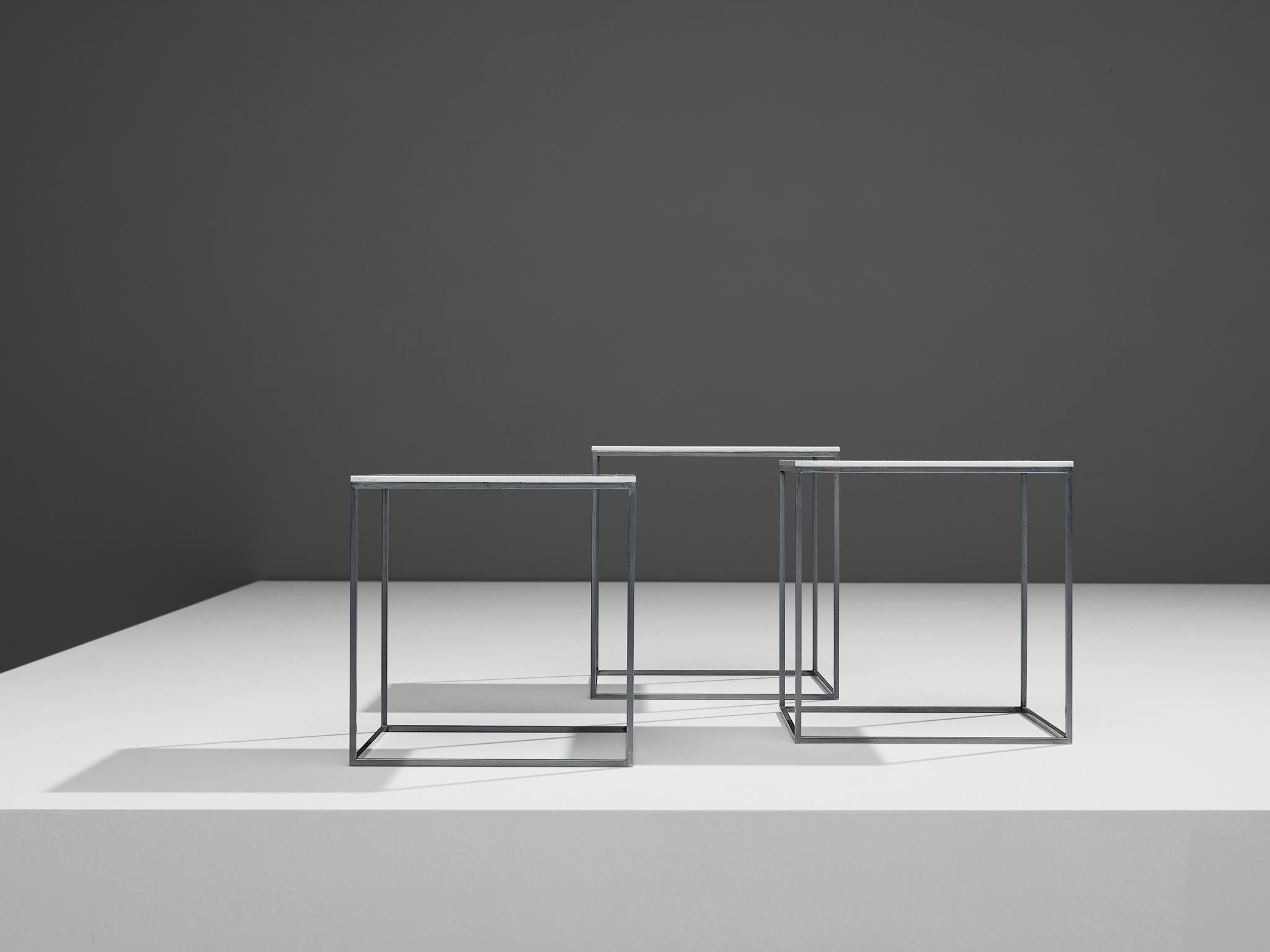 Set di tavolini nidificanti Poul Kjaerholm in perspex bianco e acciaio in vendita 1