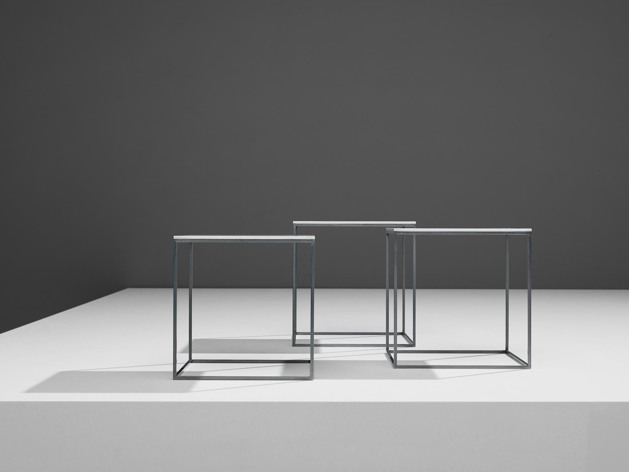 Ensemble de tables gigognes Poul Kjaerholm en perspex blanc et acier  en vente 1