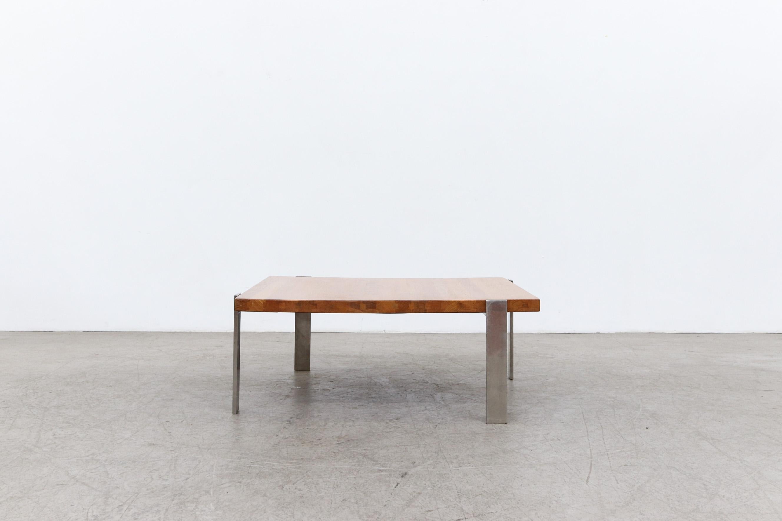 Inspirée par Poul Kjaerholm, cette table basse au plateau épais en blocs de boucherie est compensée par d'épais pieds en acier poli. Le bloc de boucherie mesure 35,125