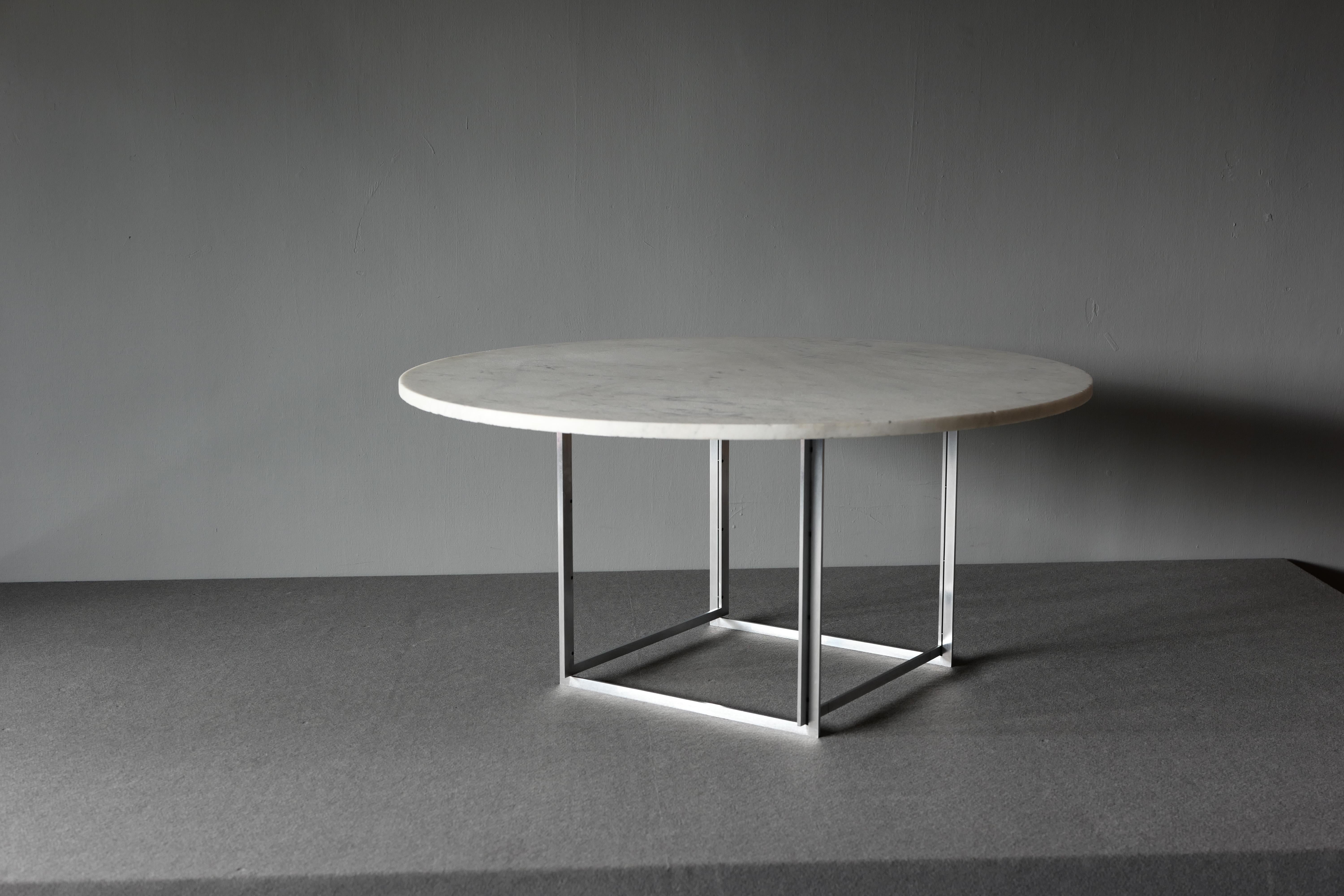 Amazing dining table by Poul Kjaerholm “PK 54”. This iconic dining table has a cubes frame of steel with a circular top of flint rolled light grey marble. It was designed in 1963. This particular one was manufactured 1960s–1970s by E. Kold