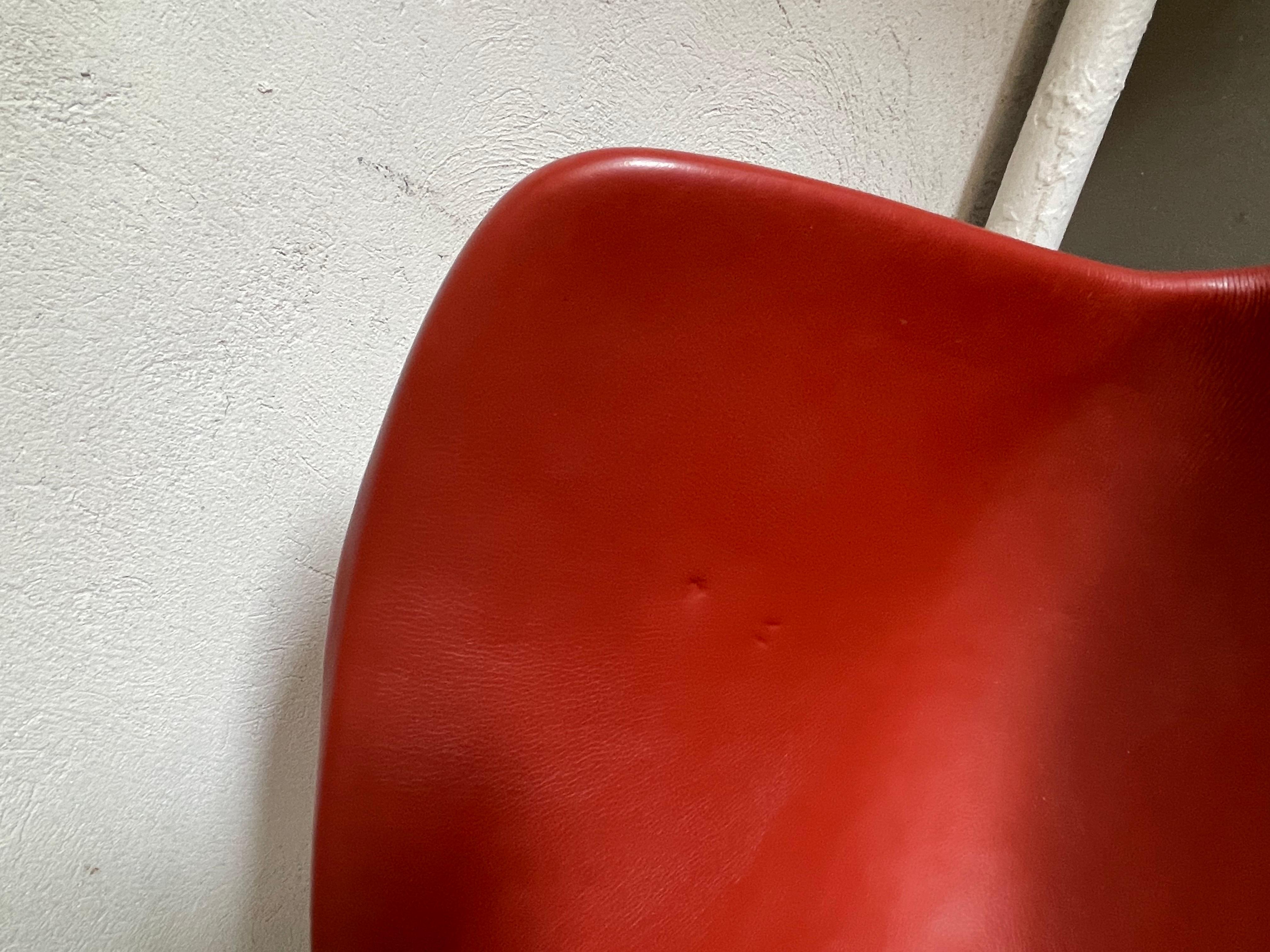 PK 9 - 'Tulip' dining chair in patinated red leather on steel frame. Poul Kjærholm / Fritz Hansen.