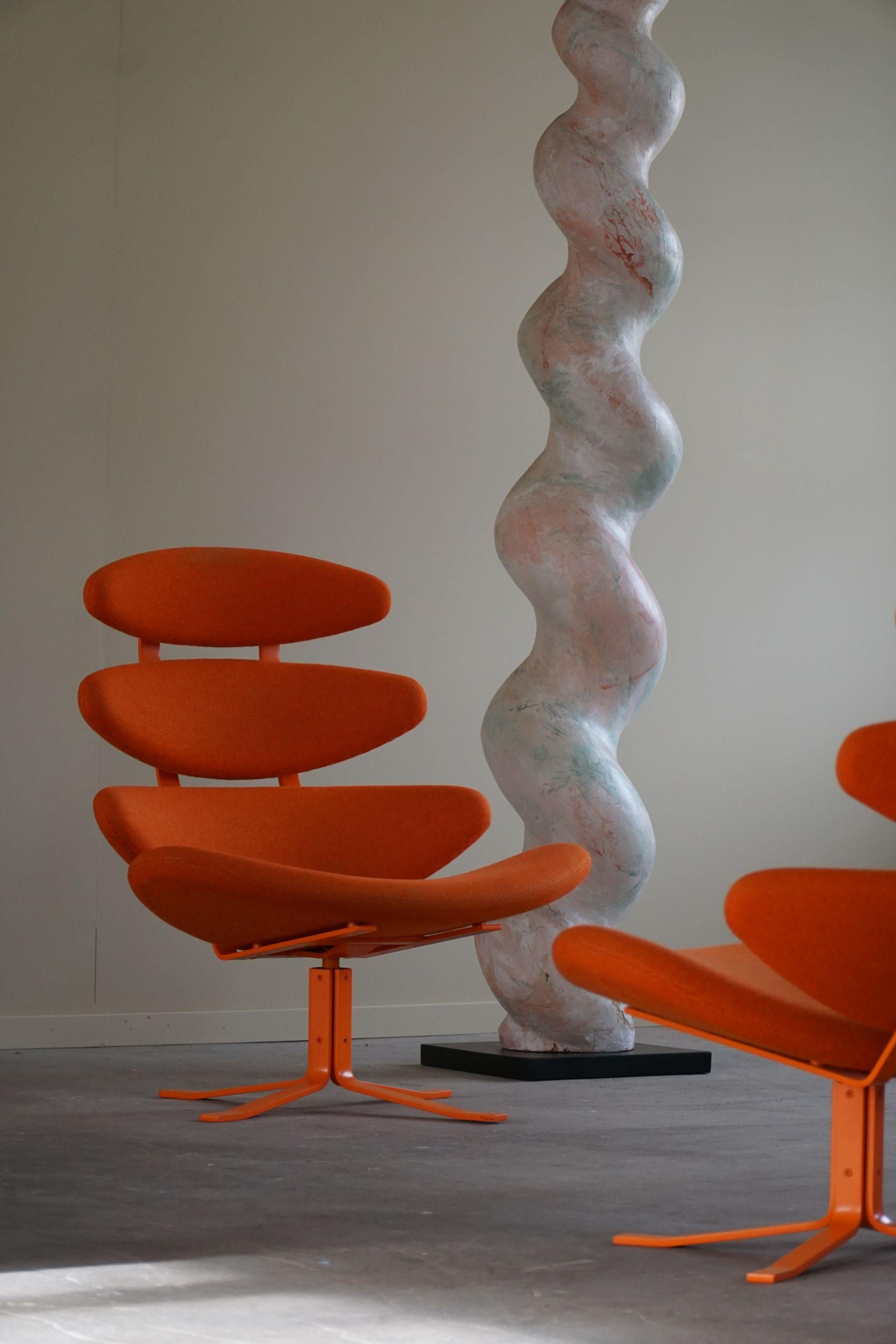 Une paire disponible des chaises classiques du design danois 