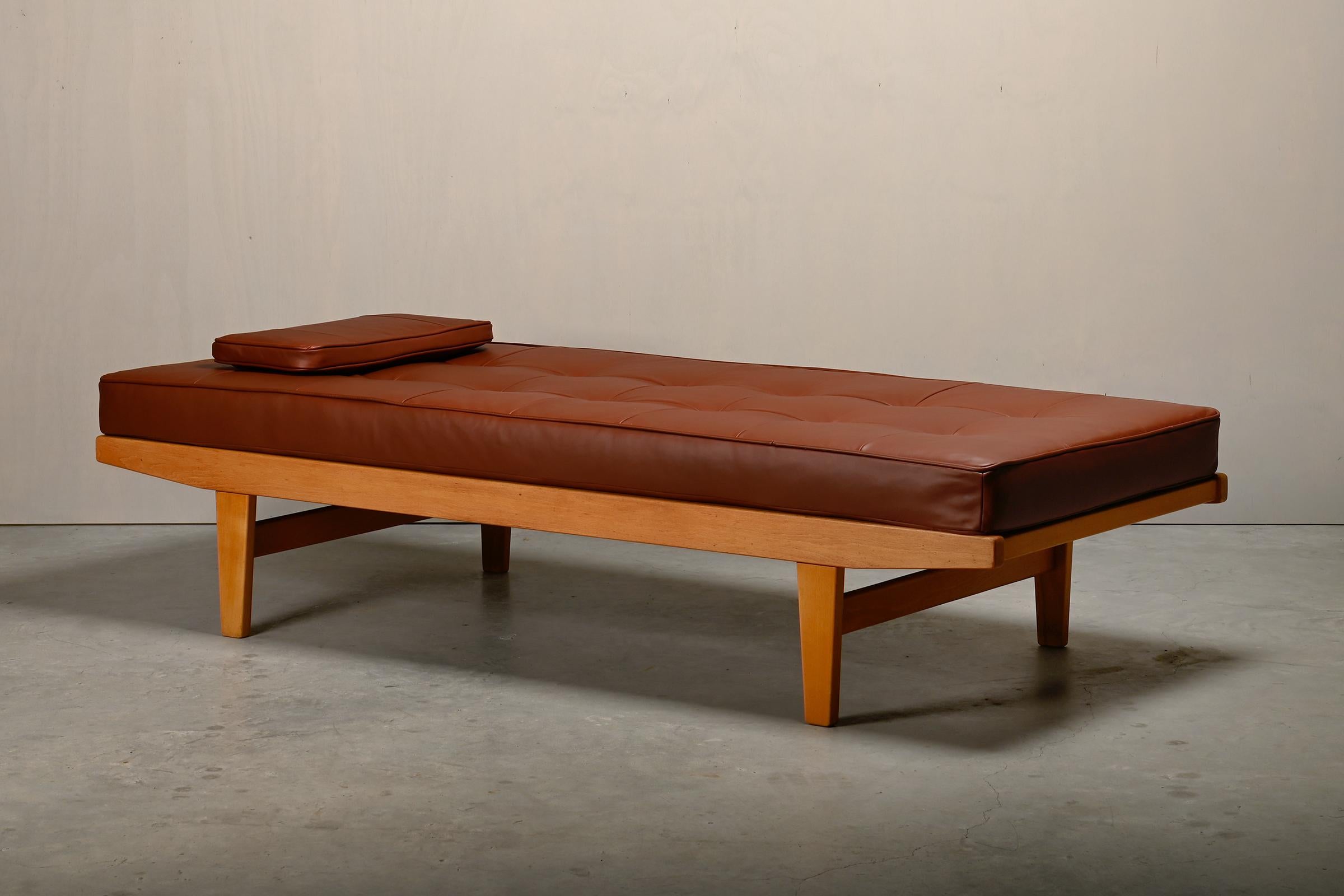Poul M. Volther Daybed in Beech wood and Leather for FDB Møbler, Denmark 1960s In Good Condition In Amsterdam, NL
