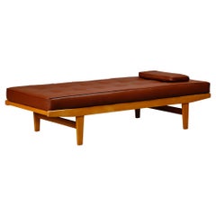 Poul M. Volther Cama de día en madera de haya y cuero para FDB Møbler, Dinamarca Años 60