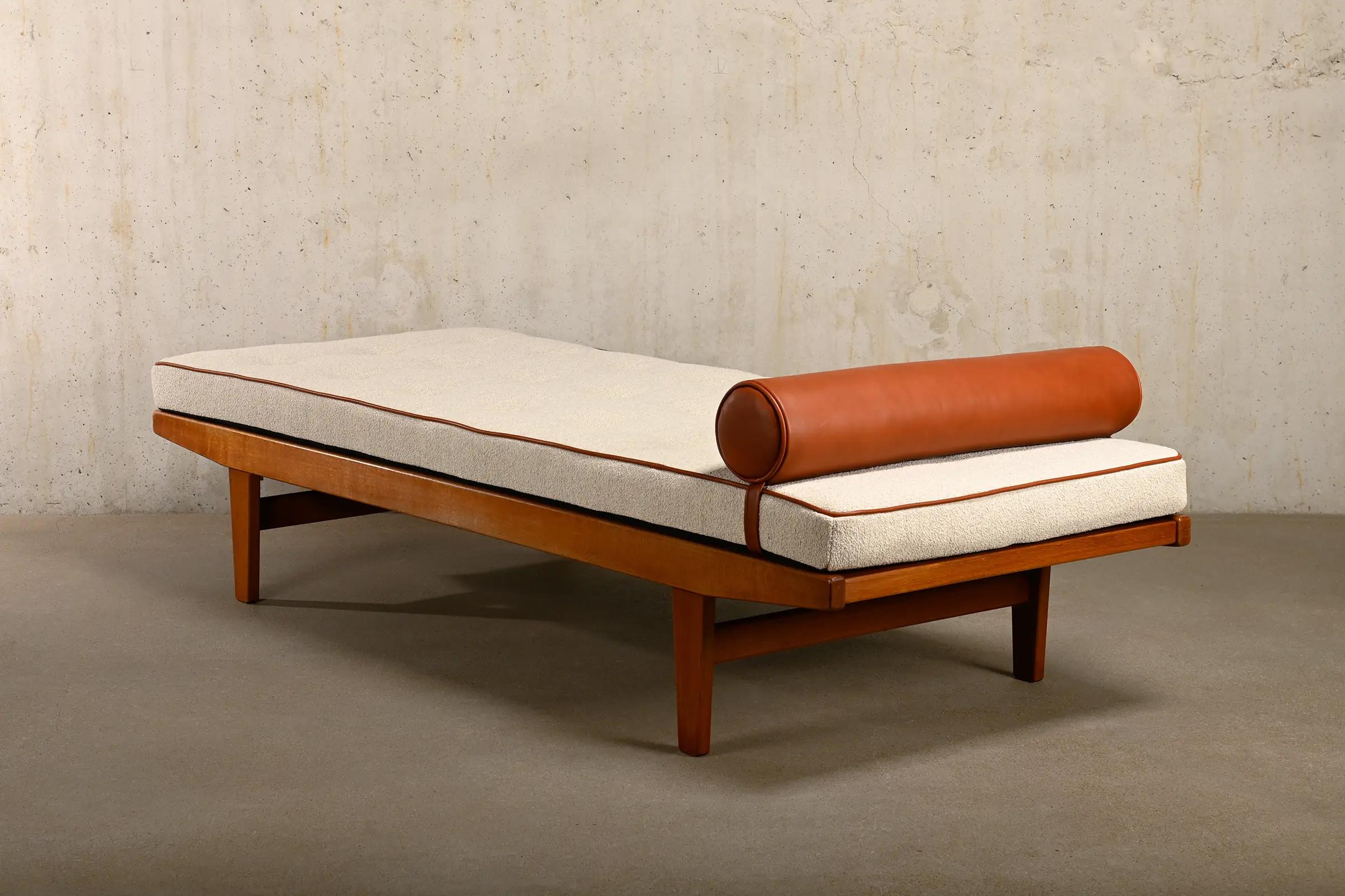 Scandinave moderne Lit de jour Poul Volther en Oak, cuir et bouclé pour FDB Møbler, Danemark, années 1960