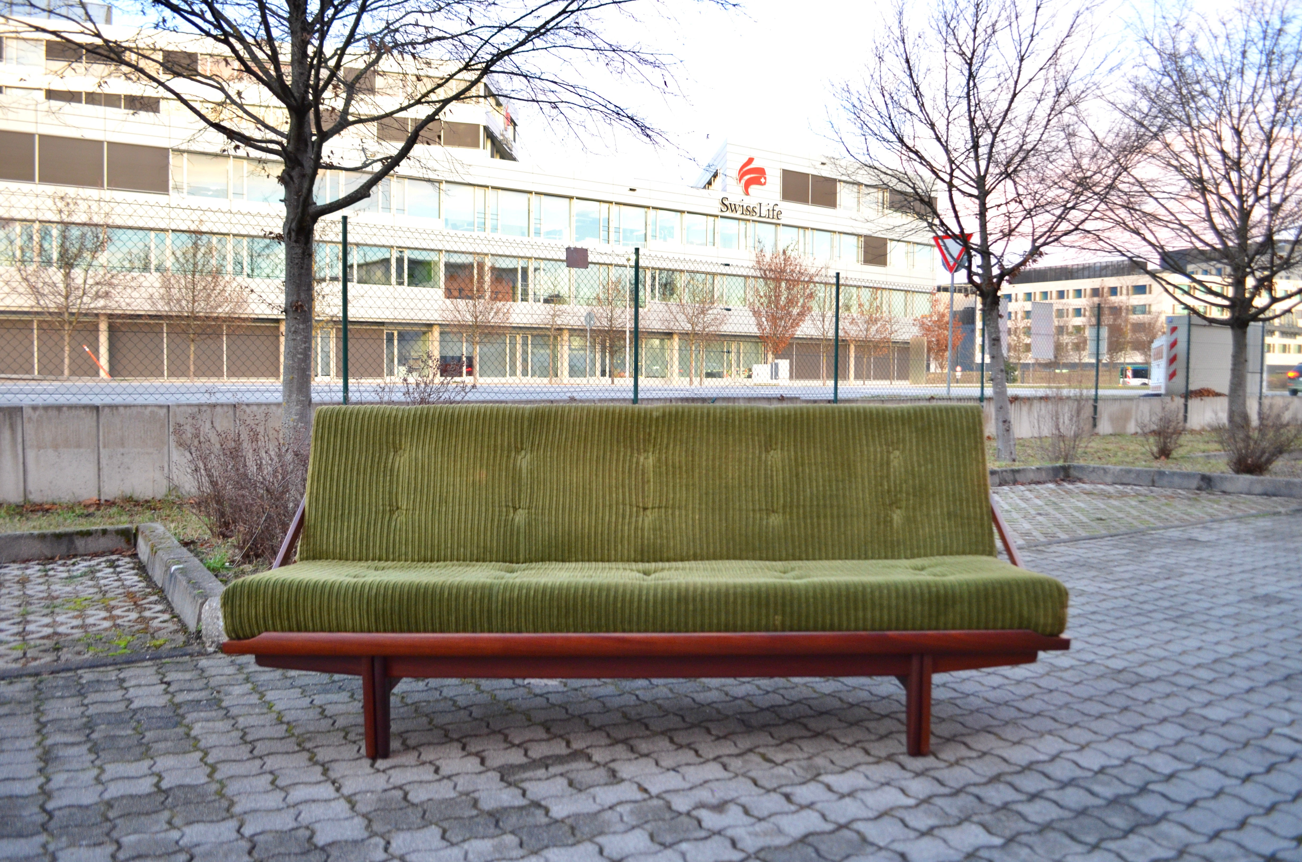 Danish Modern Mid Century Daybed Modell 981 DIVA by Poul Volther for Frem Røjle.
1st Edition by the 1st manufacturer.
The frame is made of solid teak wood and the fabric is a  green cord colour.
Everything is still in Original condition.
Featured