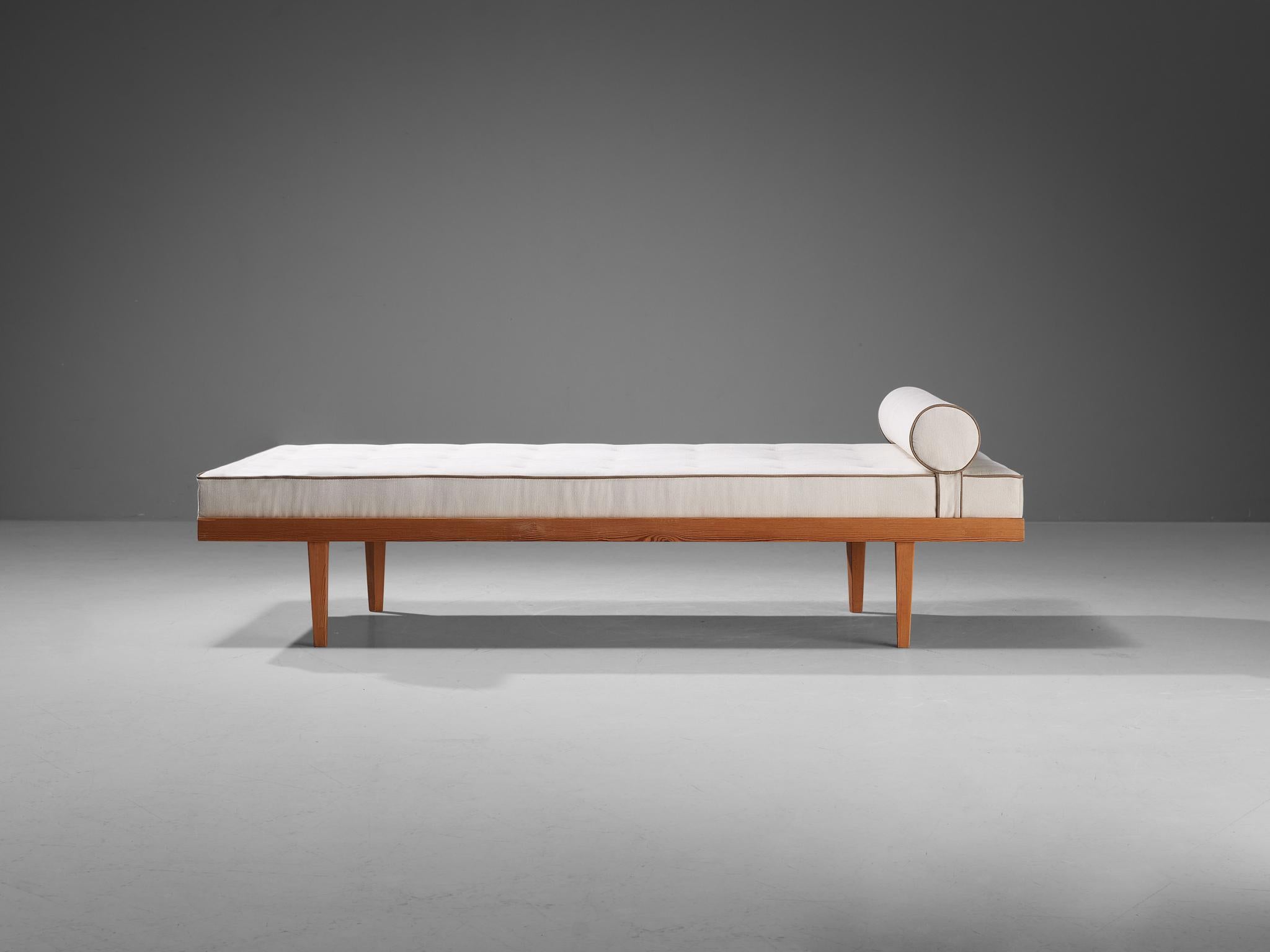 Poul M. Volther for FDB Møbler, daybed, pine, Denmark, 1960s

A simple and minimalist bed designed by Danish furniture designer Poul M. Volther (1923-2001). The construction is based on clear lines and angular shapes. Its simple and pure exterior