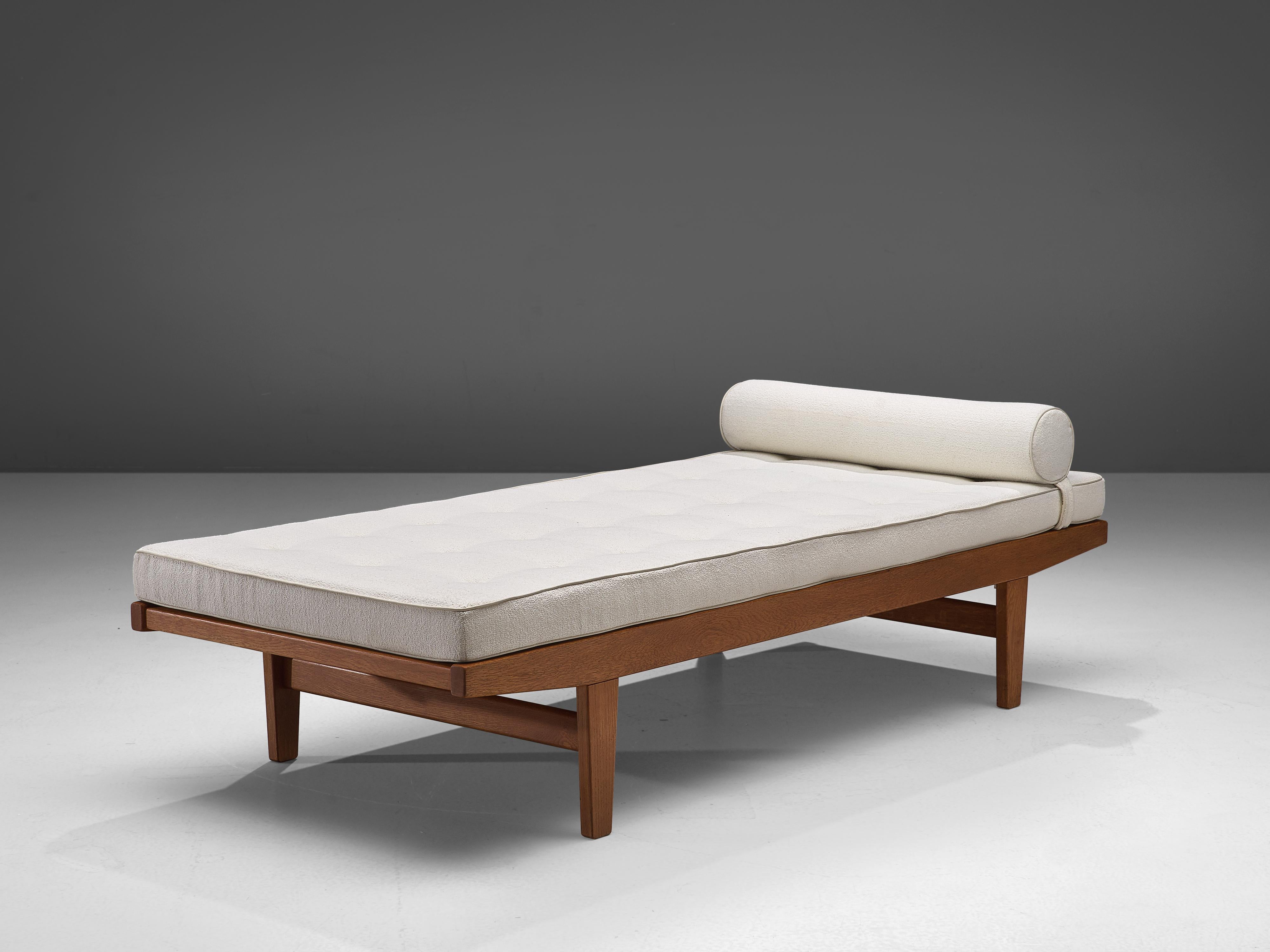 Poul M. Volther for FDB Møbler, daybed, teak, fabric, Denmark, 1950s

Modest daybed designed by Poul M. Volther. Full focus lays on the well-crafted, balanced frame in teak.

Please note that the mattress is not included. Please note that the