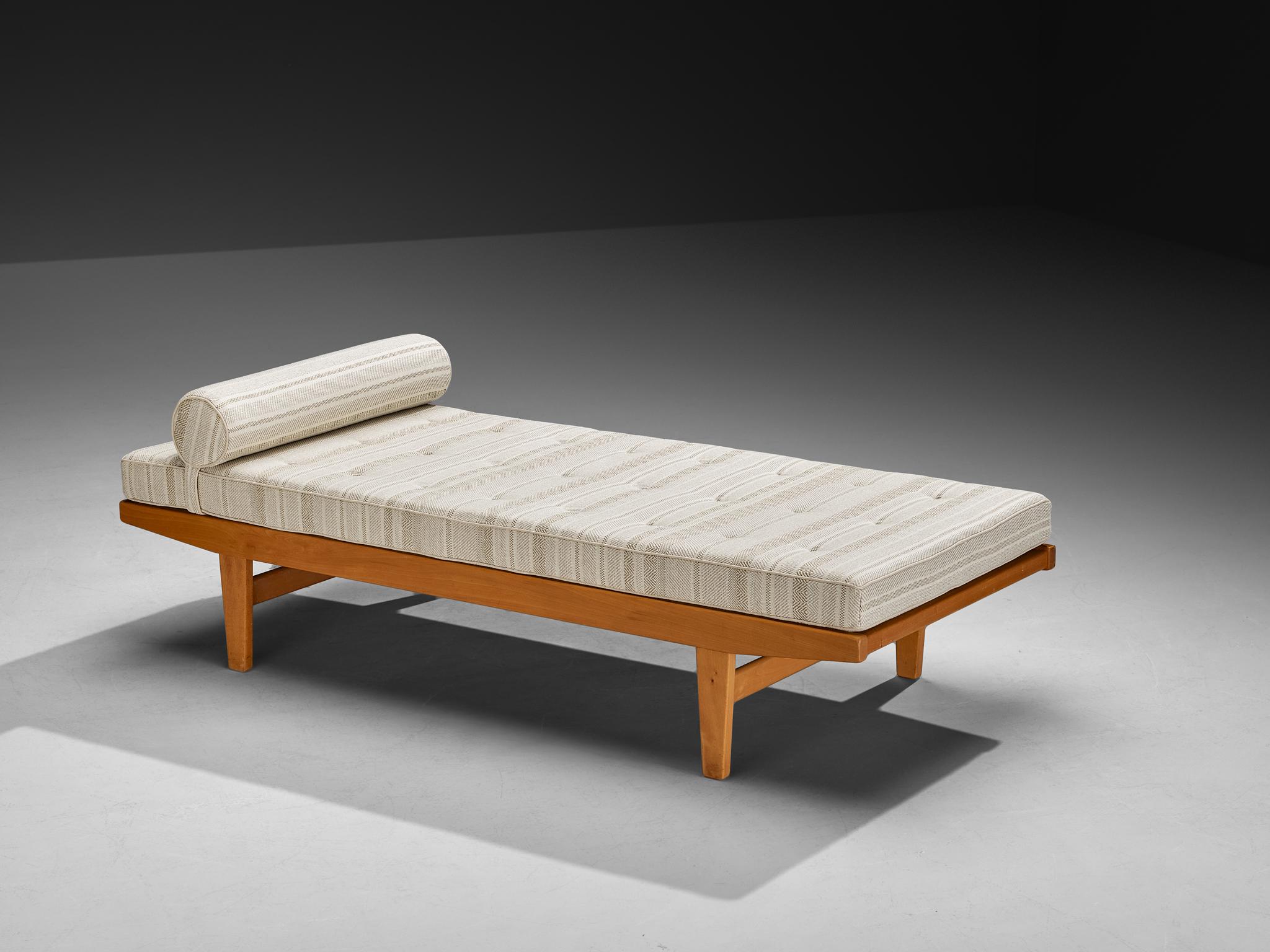 Poul M. Volther für FDB Møbler, Tagesbett, Buche, Stoff, Dänemark, 1960er Jahre

Ein einfaches und minimalistisches Bett, entworfen vom dänischen Möbeldesigner Poul M. Volther. Die Konstruktion basiert auf klaren Linien und kantigen Formen. Sein