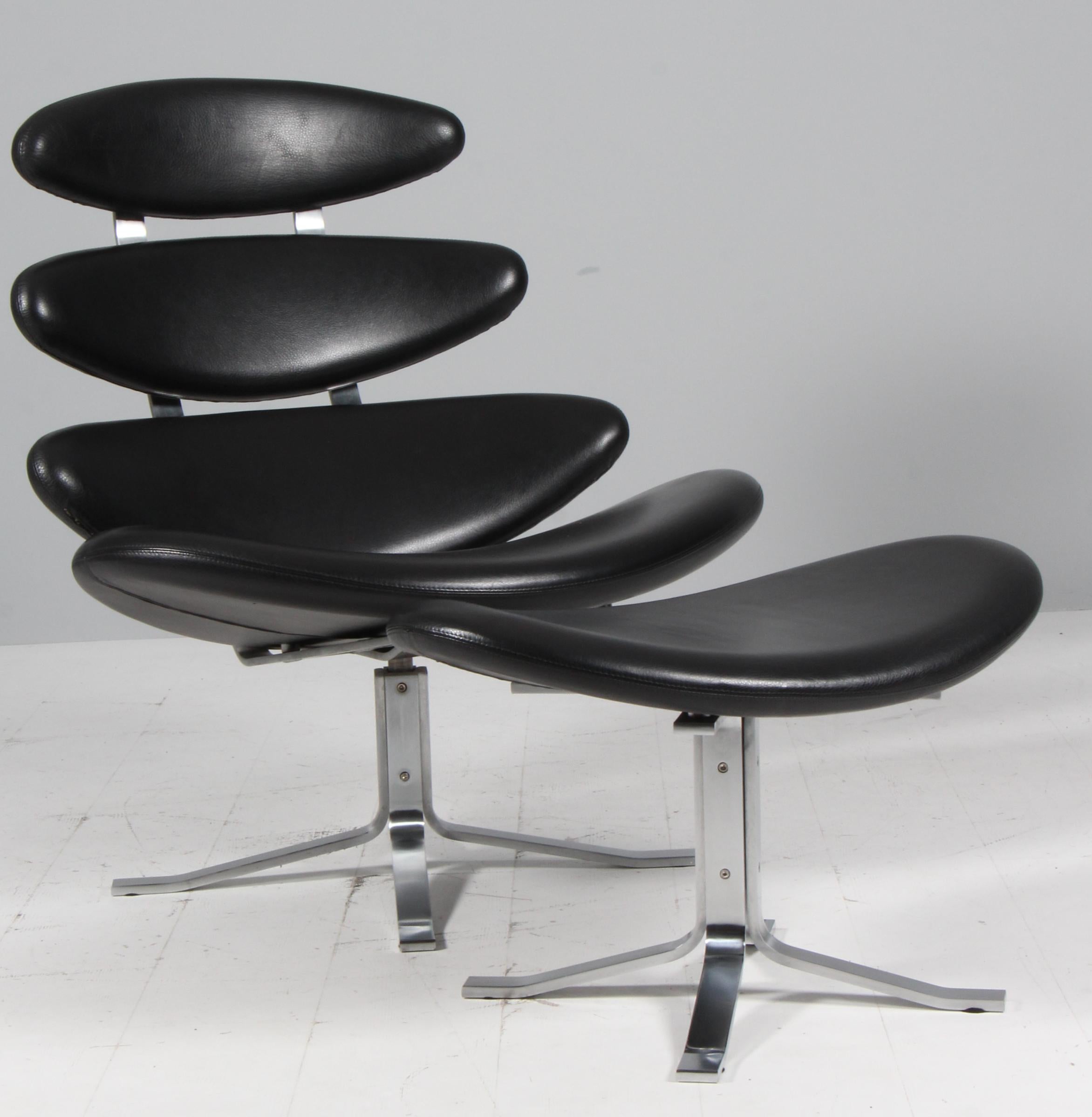 Chaise longue et ottoman de Poul M-One en cuir noir d'origine.

Cadre en acier brossé.

Modèle EJ-5 Corona, réalisé par Erik Jørgensen.