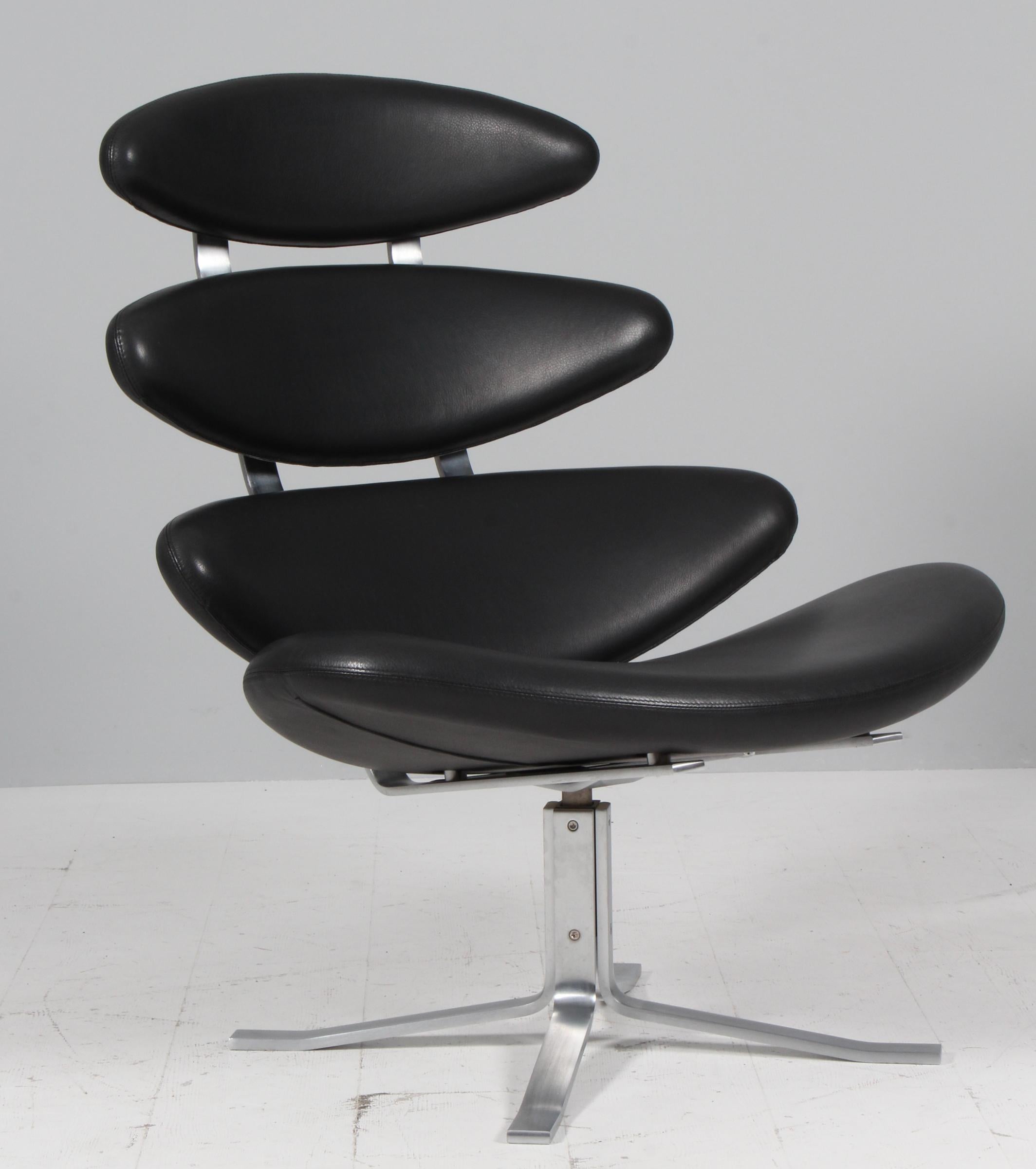 Chaise longue de Poul M-One en cuir noir d'origine.

Cadre en acier brossé.

Modèle EJ-5 Corona, réalisé par Erik Jørgensen.
