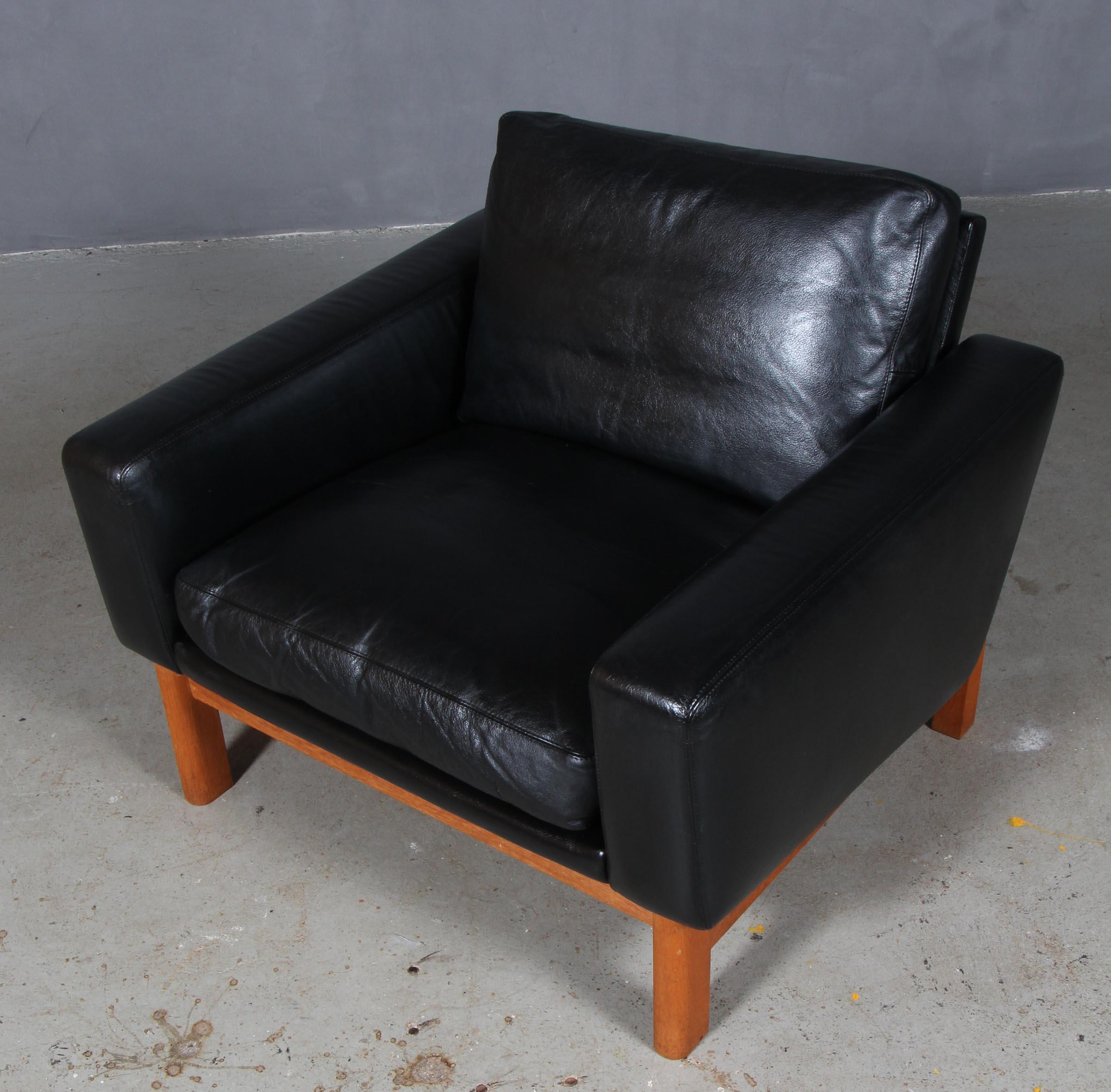 Poul M. Volther lounge chair in original black leather.

Frame of oak

Made by Erik Jørgensen.