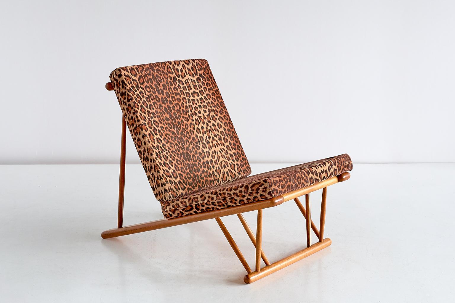 This rare lounge chair was designed by Poul M. Volther in 1954. This particular model J 58 was produced by the Danish manufacturer FDB Møbler for a short period of time in the 1950s. The striking frame of the easy chair is made of natural lacquered