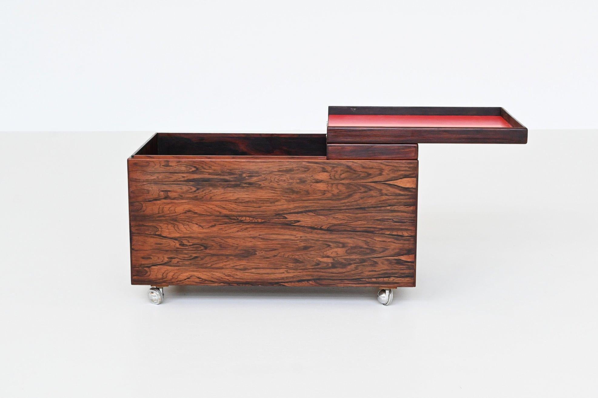 Bellissimo tavolo decorativo da bar a secco disegnato da Poul Norreklit per Dyrlund, Danimarca 1960. Questo tipico mobile danese è realizzato in legno di palissandro dalle venature incredibili, anche l'interno è splendidamente rifinito. Questo bar