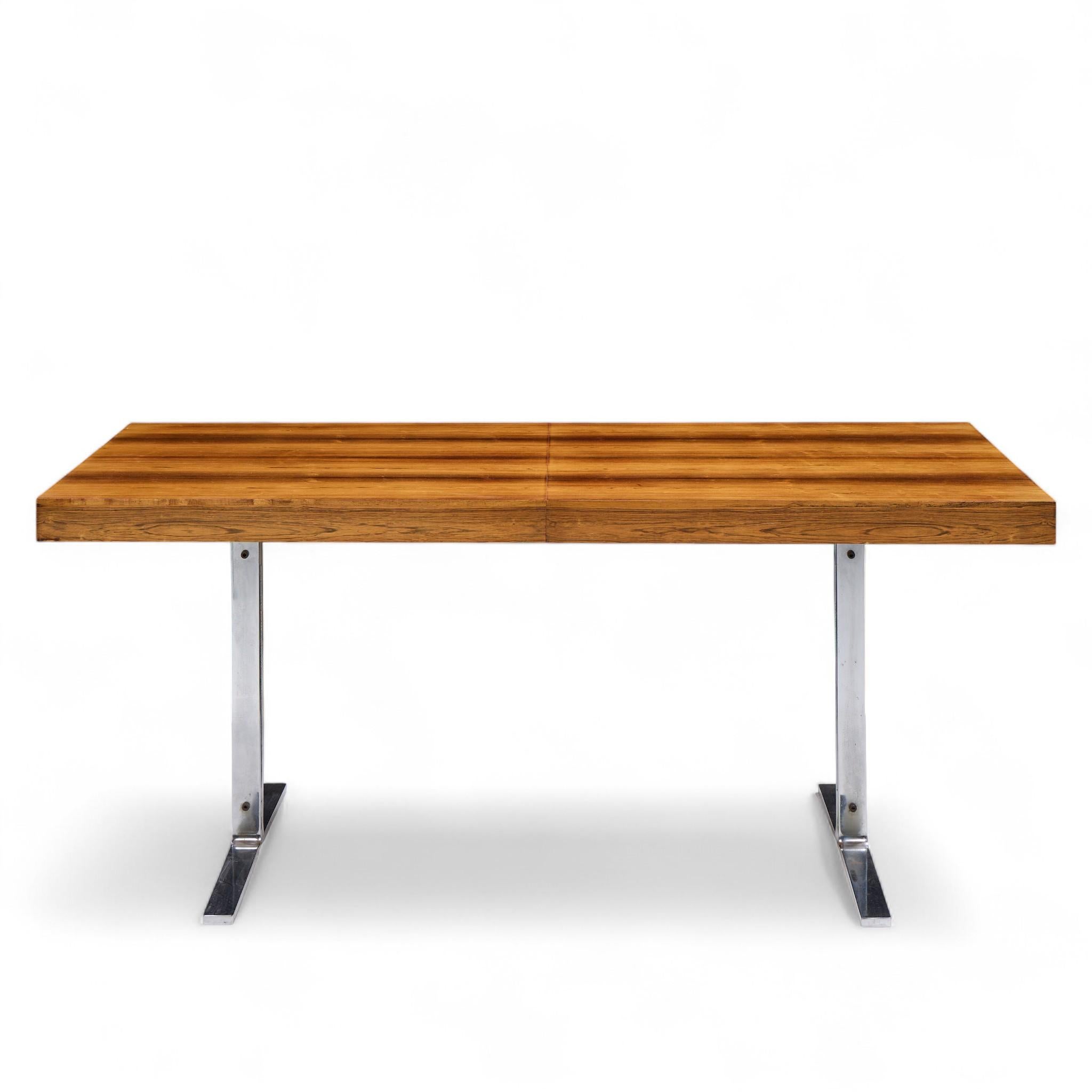 Poul Norreklit pour Georg Petersens Table de salle à manger danoise du milieu du siècle en palissandre et chrome à feuilles cachées

Cette table mesure : 63 de large x 36,5 de profondeur x 27,5 de hauteur, avec un dégagement pour les chaises de