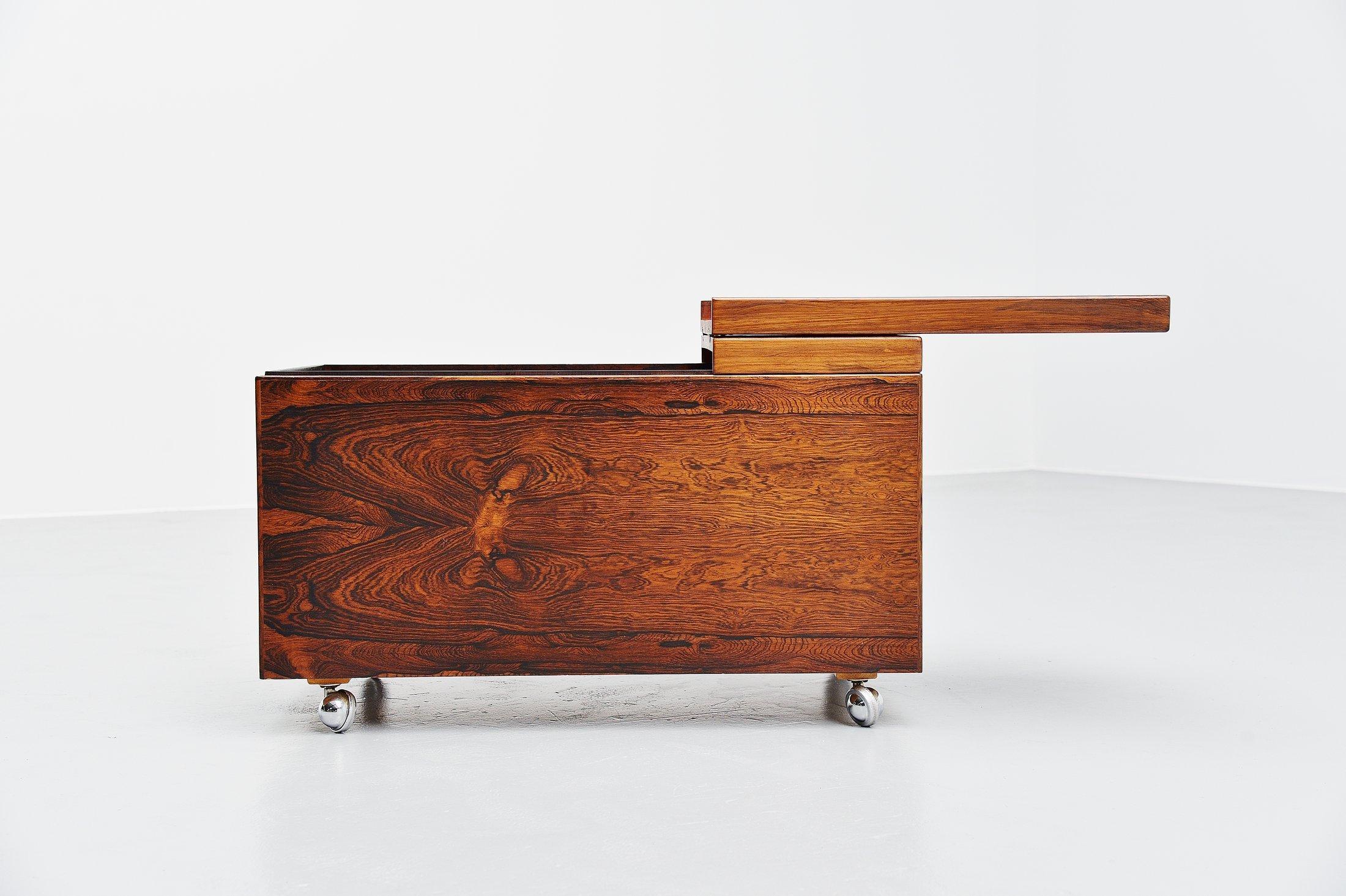 Here for a super nice dry bar table on wheels designed by Poul Norreklit and manufactured by Dyrlund, Denmark, 1960. This super rosewood grained bar table is a work of art on its own, see this beautiful grain all-over, even inside the bar is