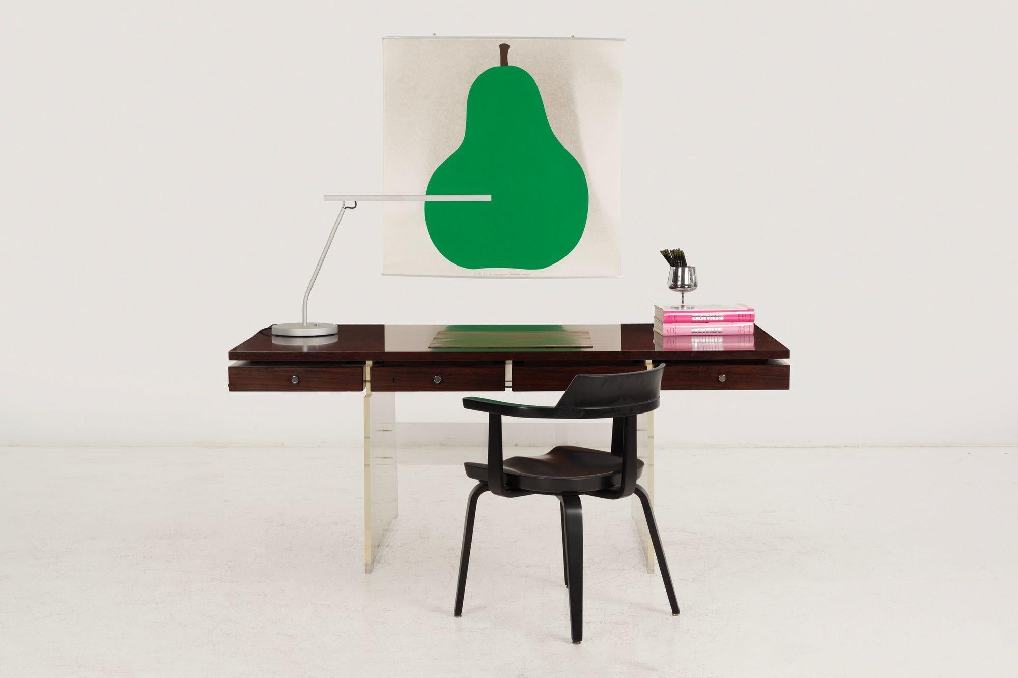 Bureau de direction en palissandre et lucite de Poul Nørreklit pour Sigurd Hansen, Danemark, années 1960
MATERIAL : Bois de rose, Lucite, Steele 
Bureau de direction conçu par Poul Nørreklit et produit par Sigurd Hansens Møbelfabrik au Danemark,