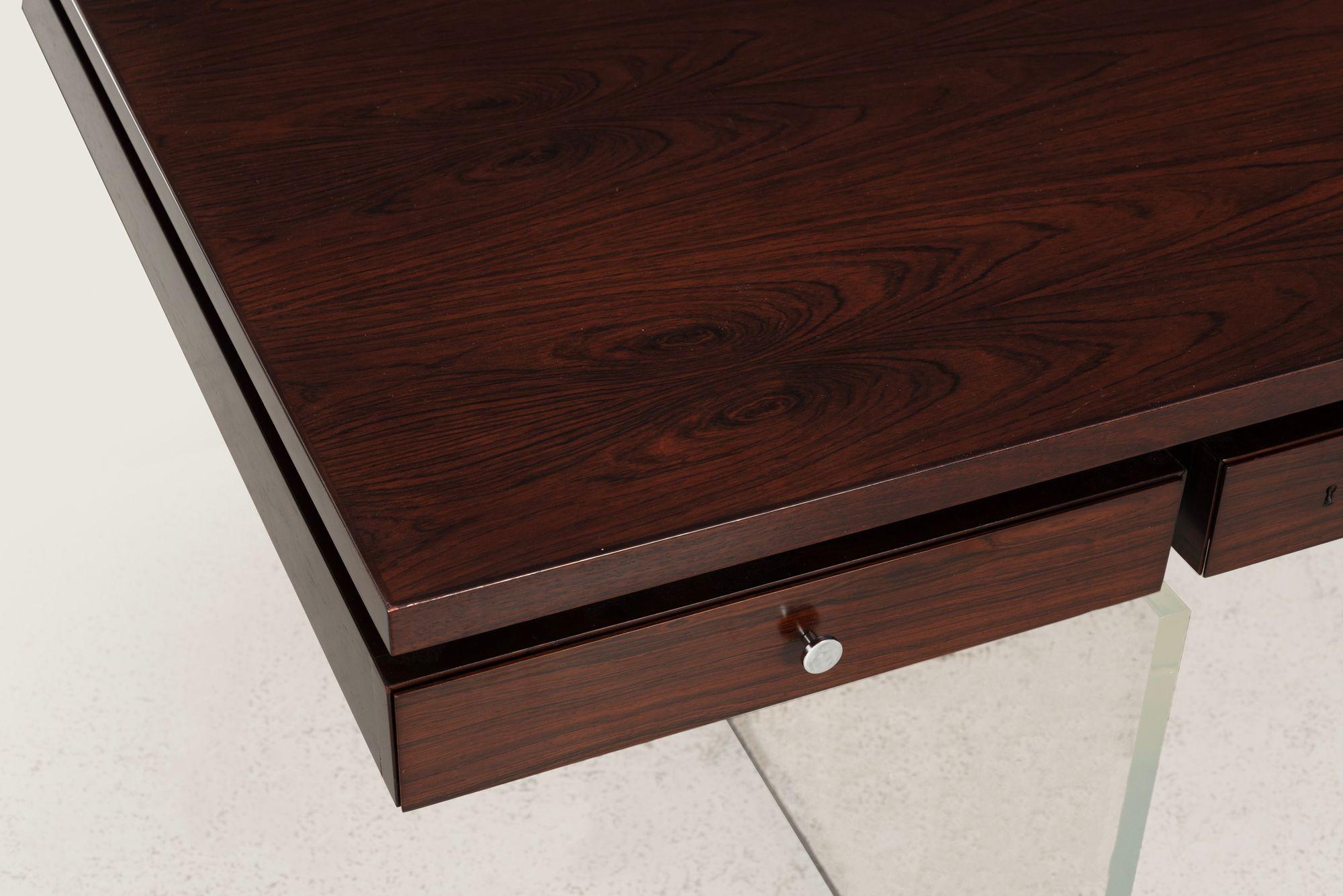 Bureau de direction en palissandre et lucite pour Sigurd Hansen, Danemark, années 1960 Bon état - En vente à Chicago, IL