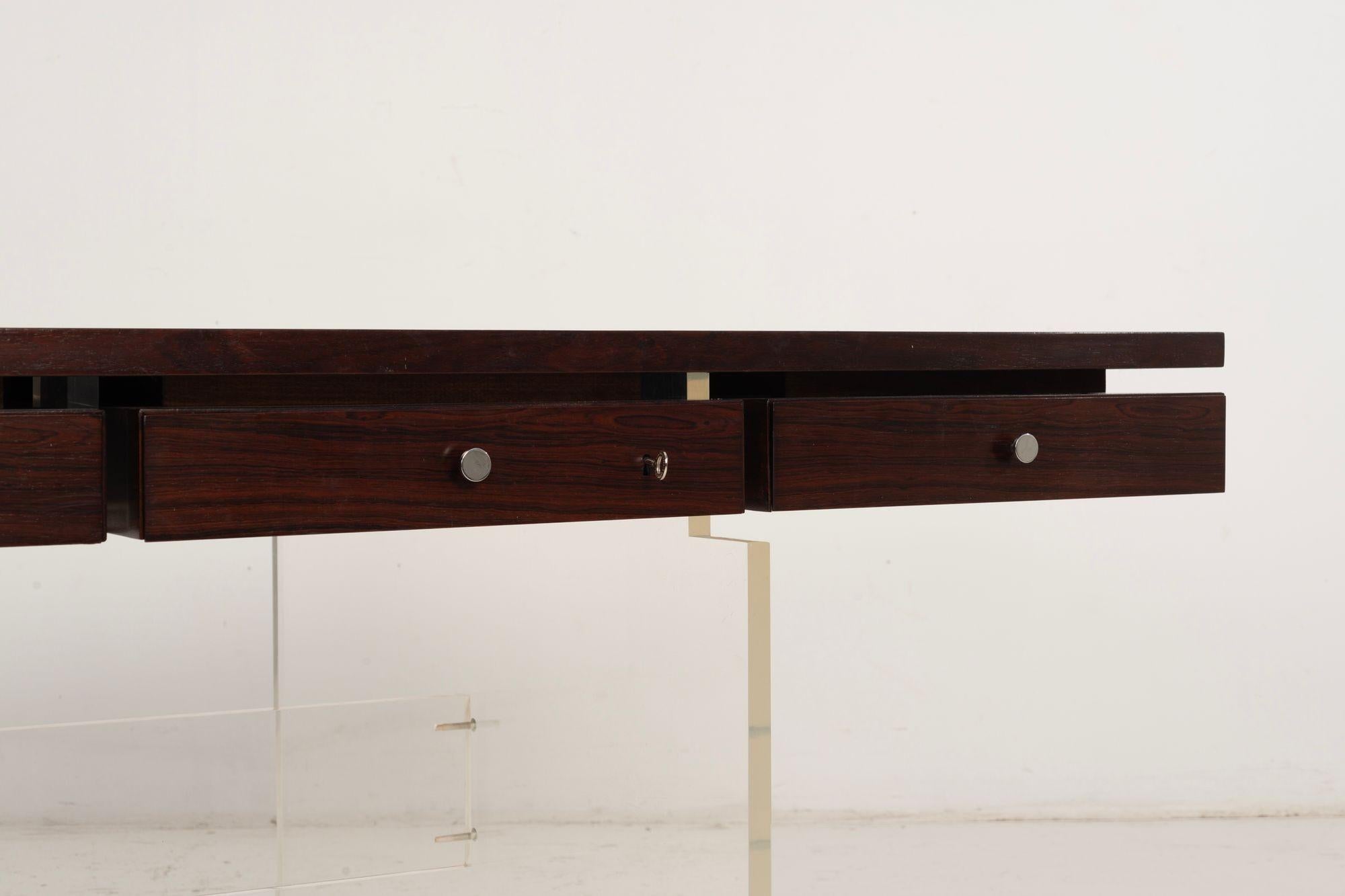 Milieu du XXe siècle Bureau de direction en palissandre et lucite pour Sigurd Hansen, Danemark, années 1960 en vente