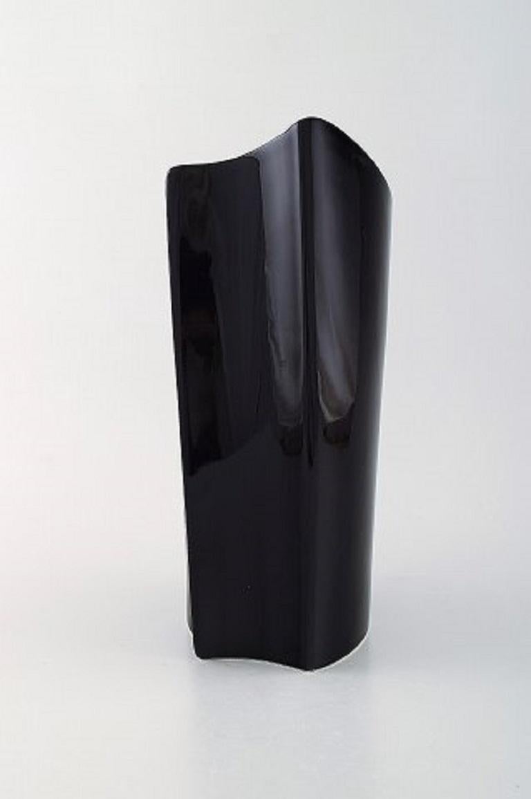 Poul Partanen for Arabia, Finland. Modernist vase in black glazed ceramics, 1980s.
Measures: 25.5 x 17 cm.
In very good condition.
Stamped.