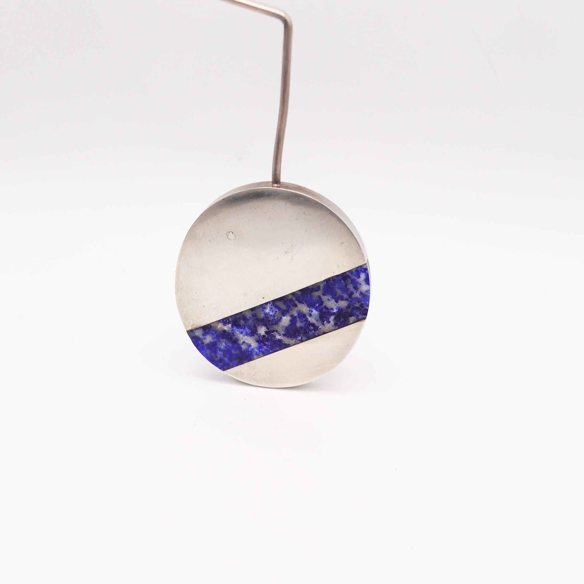 Un collar escultural diseñado por Poul Trige para Sørresiig.

Fabuloso collar escultural de alambre, creado en Copenhague, Dinamarca, por el diseñador Poul Trige para la empresa de orfebrería Sørresiig. El collar pertenece al periodo comprendido